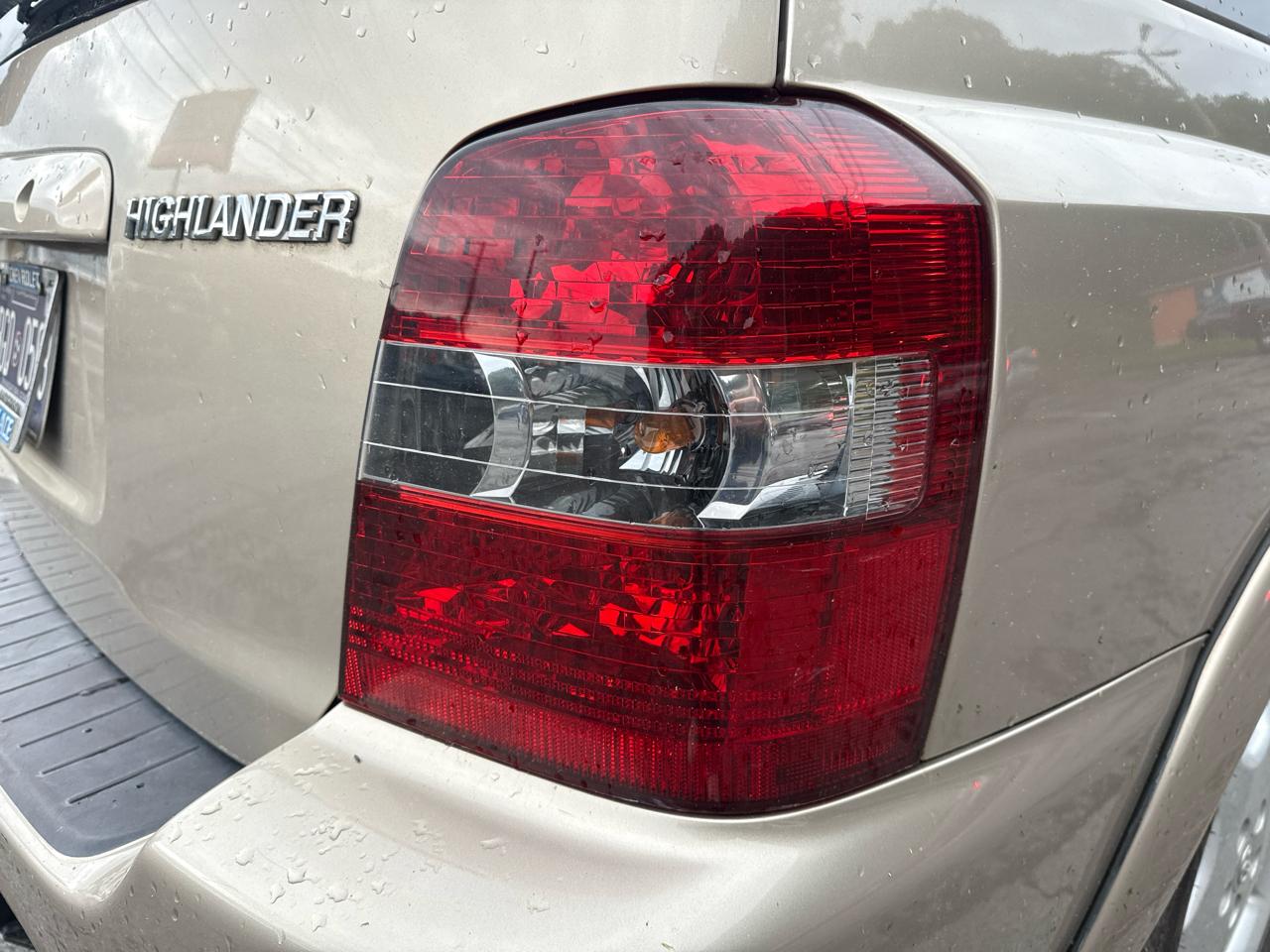 Toyota Highlander V6 2WD with 3rd-Row Seat 2005