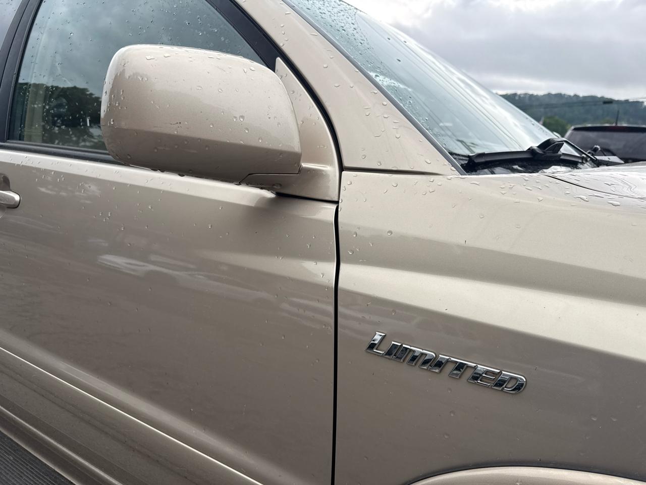 Toyota Highlander V6 2WD with 3rd-Row Seat 2005