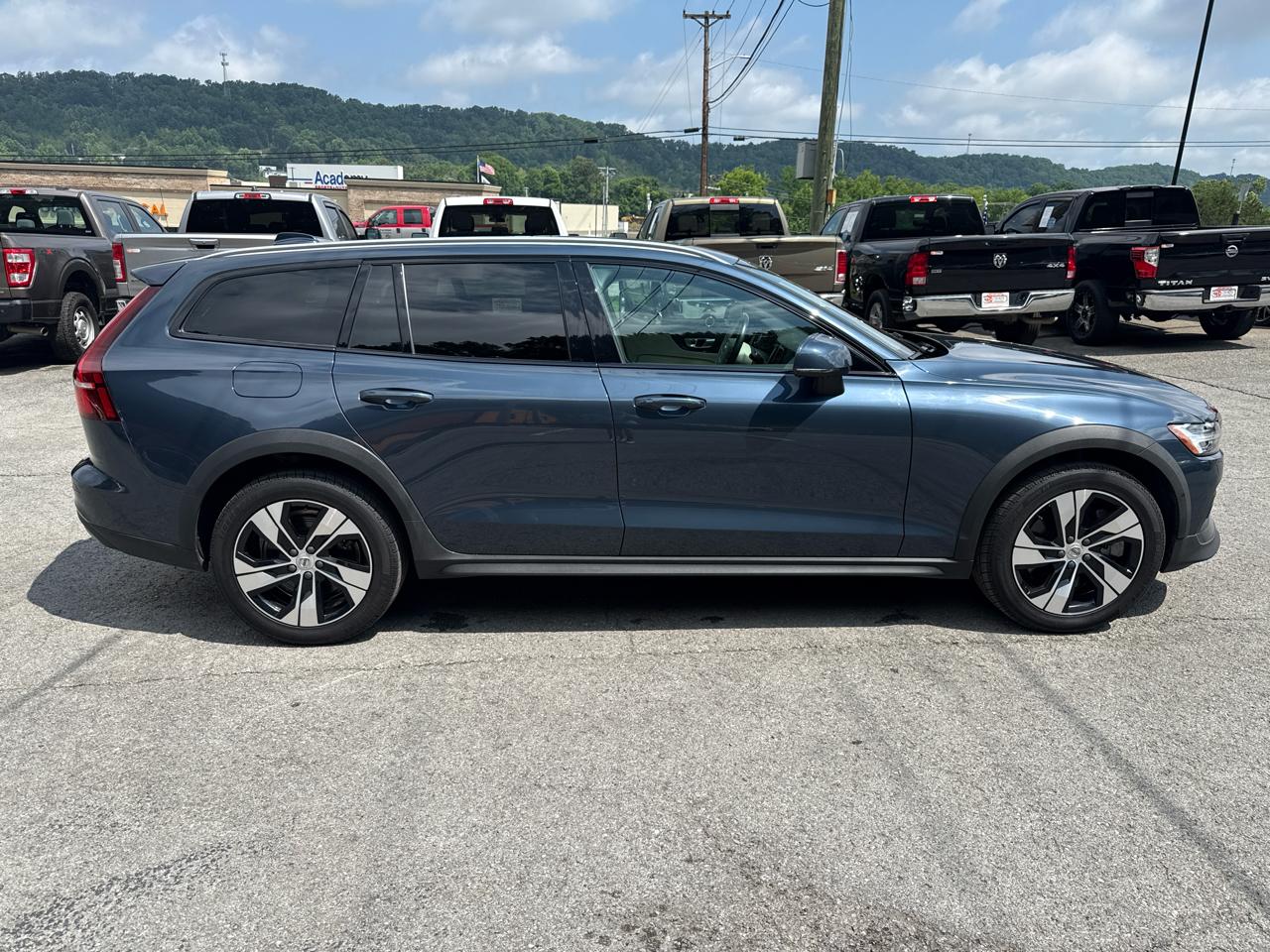 Volvo V60 Cross Country B5 Plus 2024