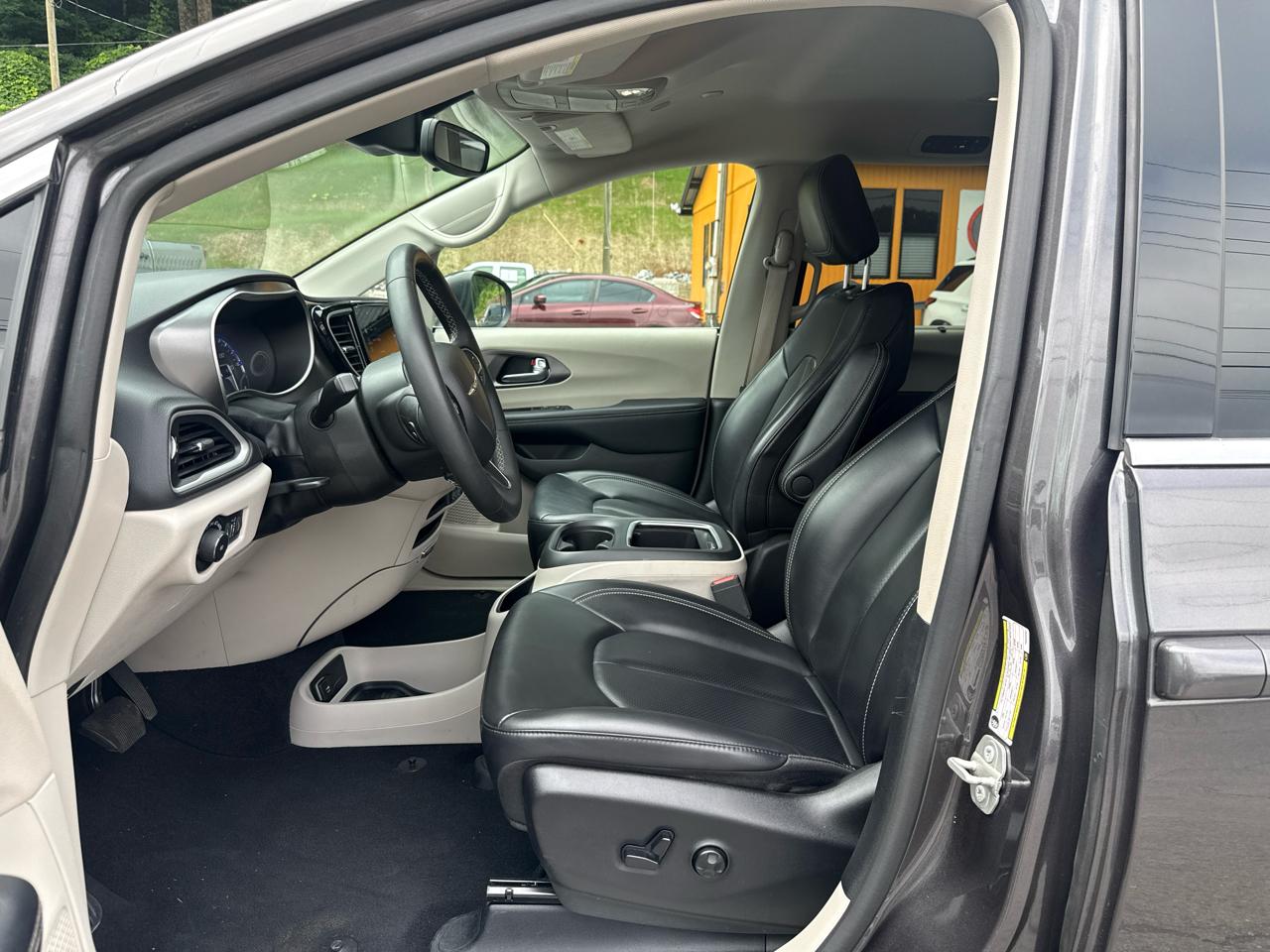Chrysler Pacifica Touring L 2023