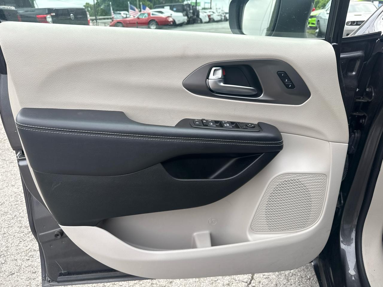 Chrysler Pacifica Touring L 2023