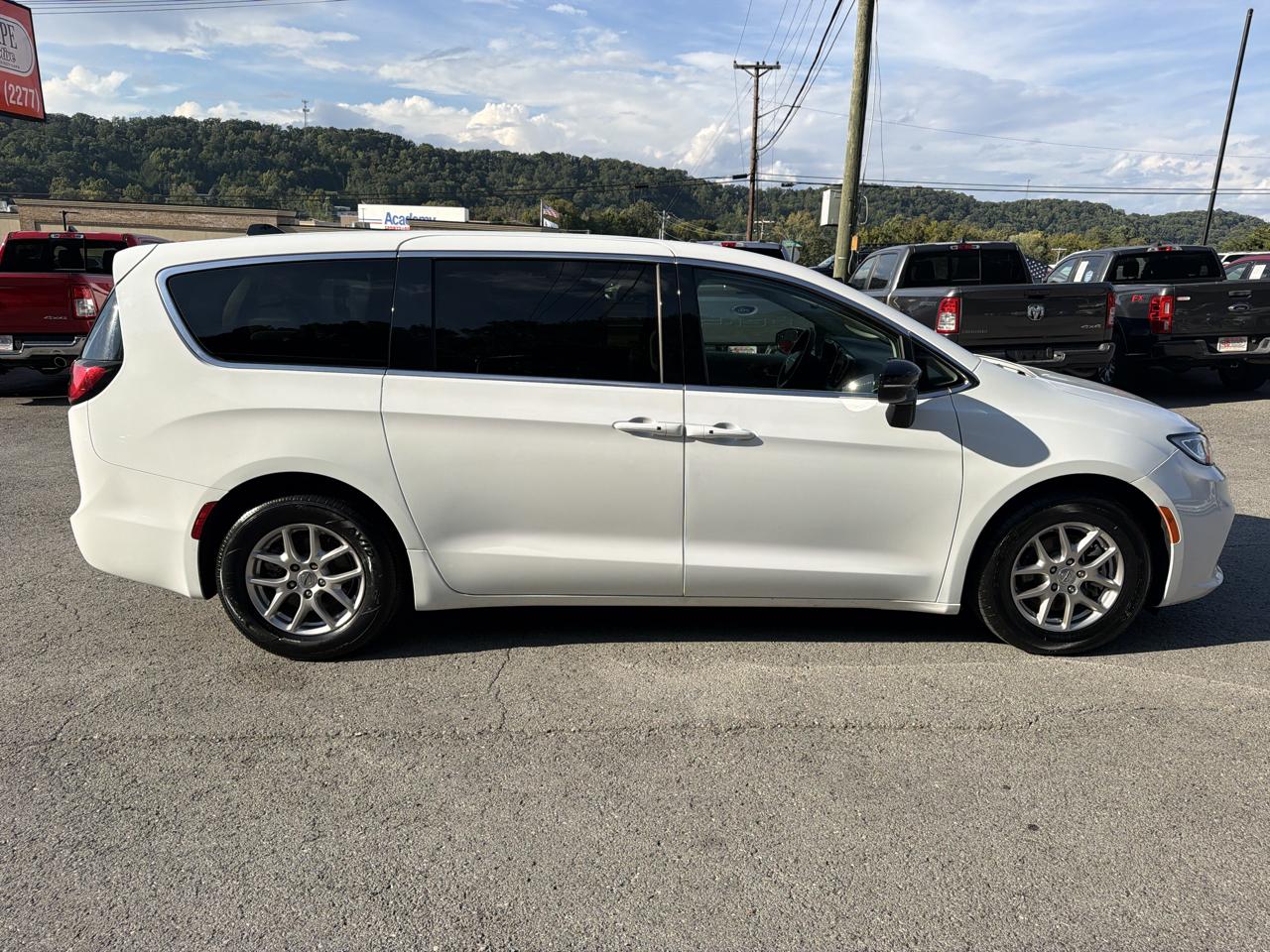 Chrysler Pacifica Touring L 2024