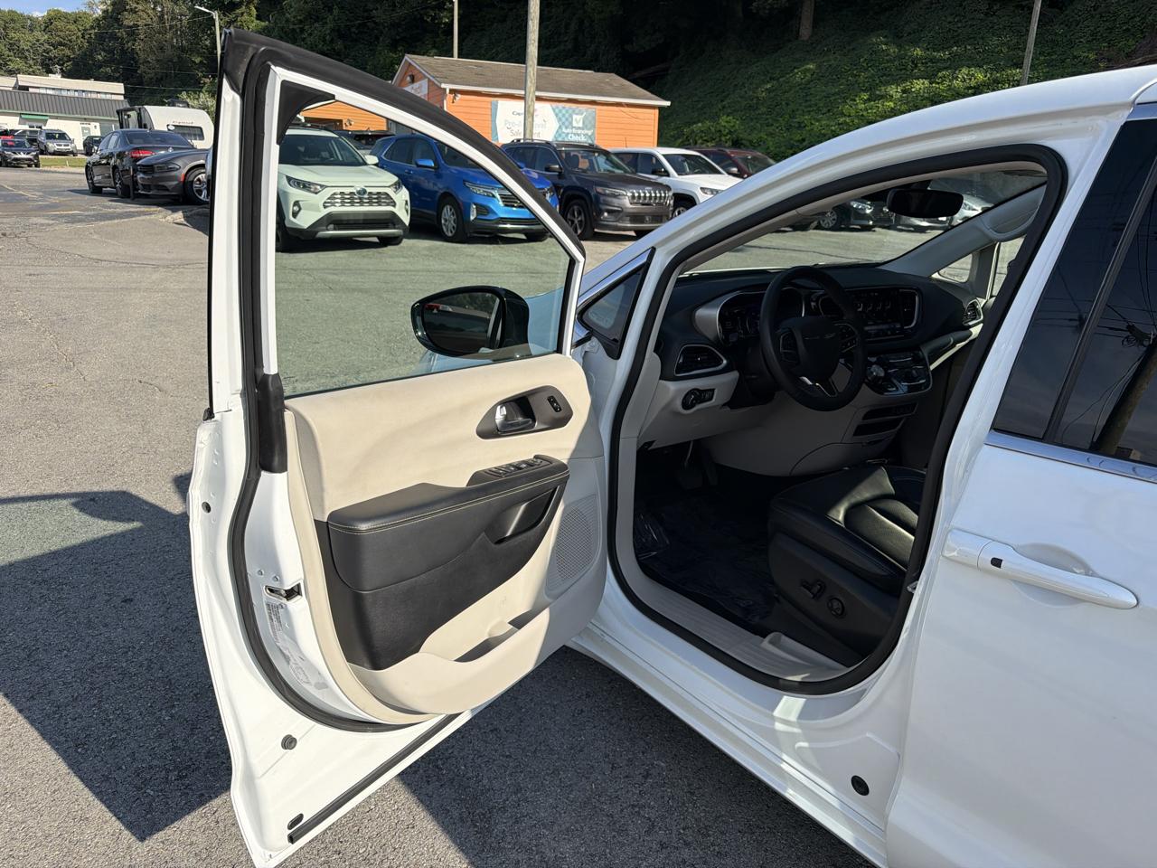 Chrysler Pacifica Touring L 2024