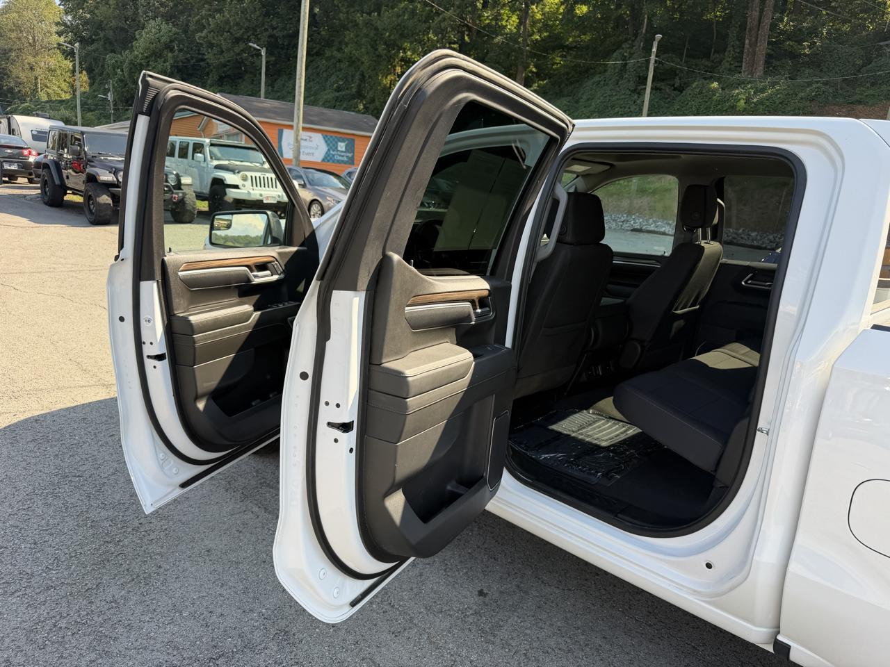 Chevrolet Silverado 1500 LT Crew Cab 4WD 2025