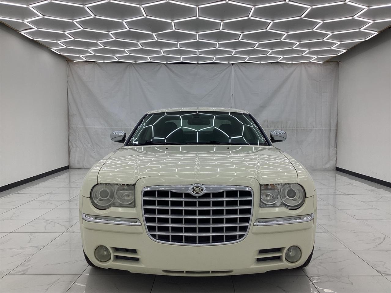 Chrysler 300 4dr Sdn 300C Hemi RWD 2009