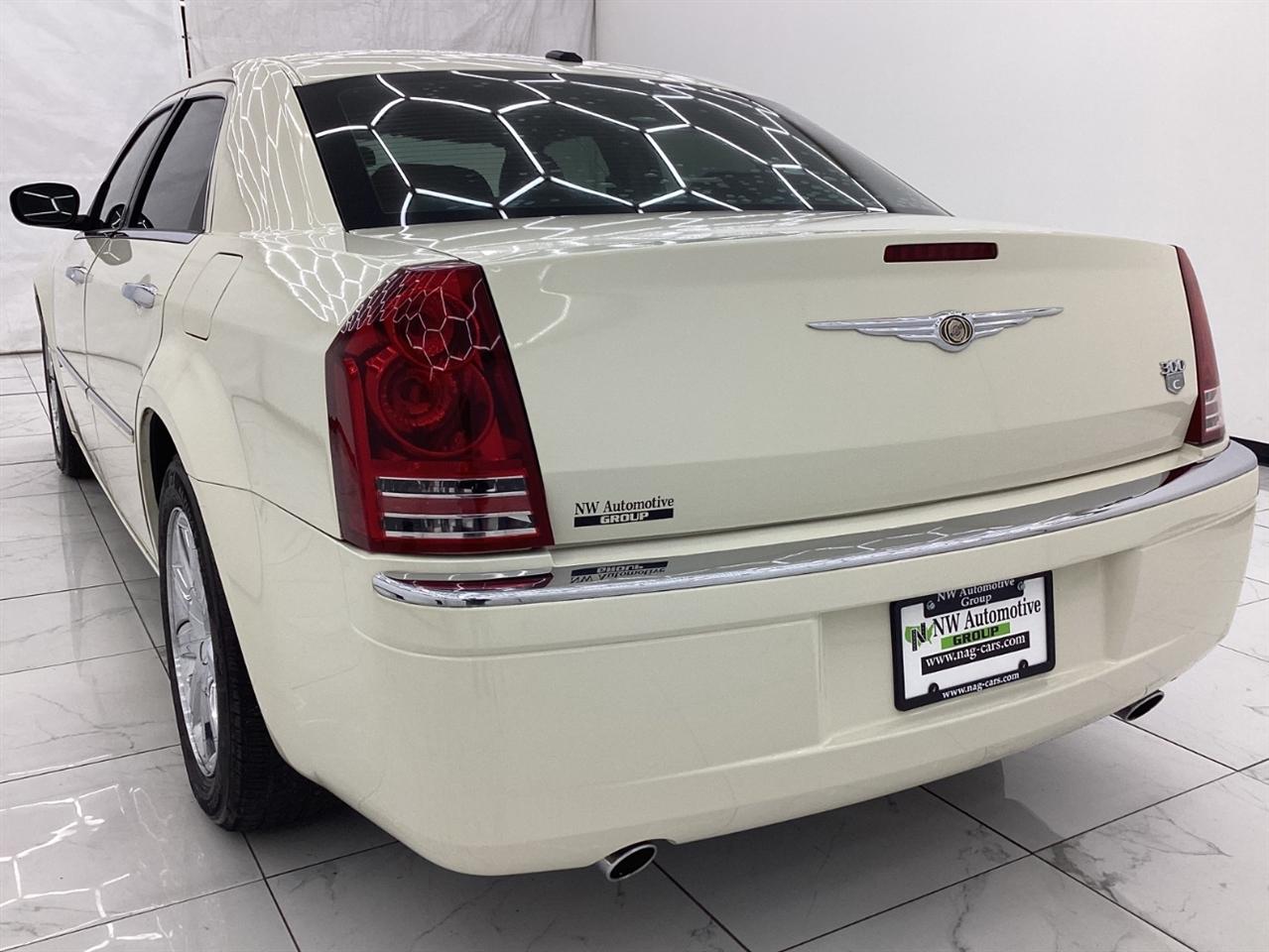 Chrysler 300 4dr Sdn 300C Hemi RWD 2009