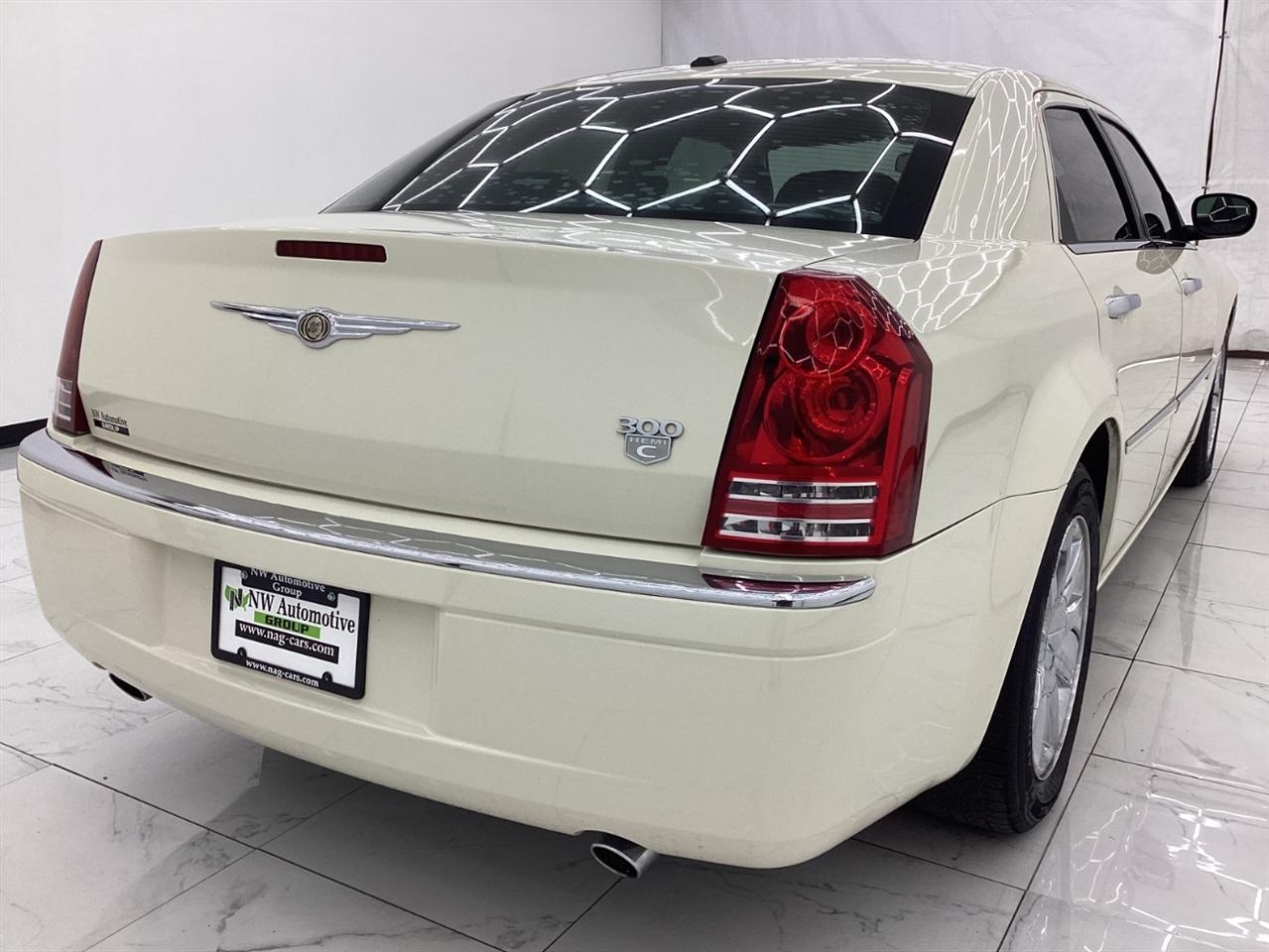 Chrysler 300 4dr Sdn 300C Hemi RWD 2009