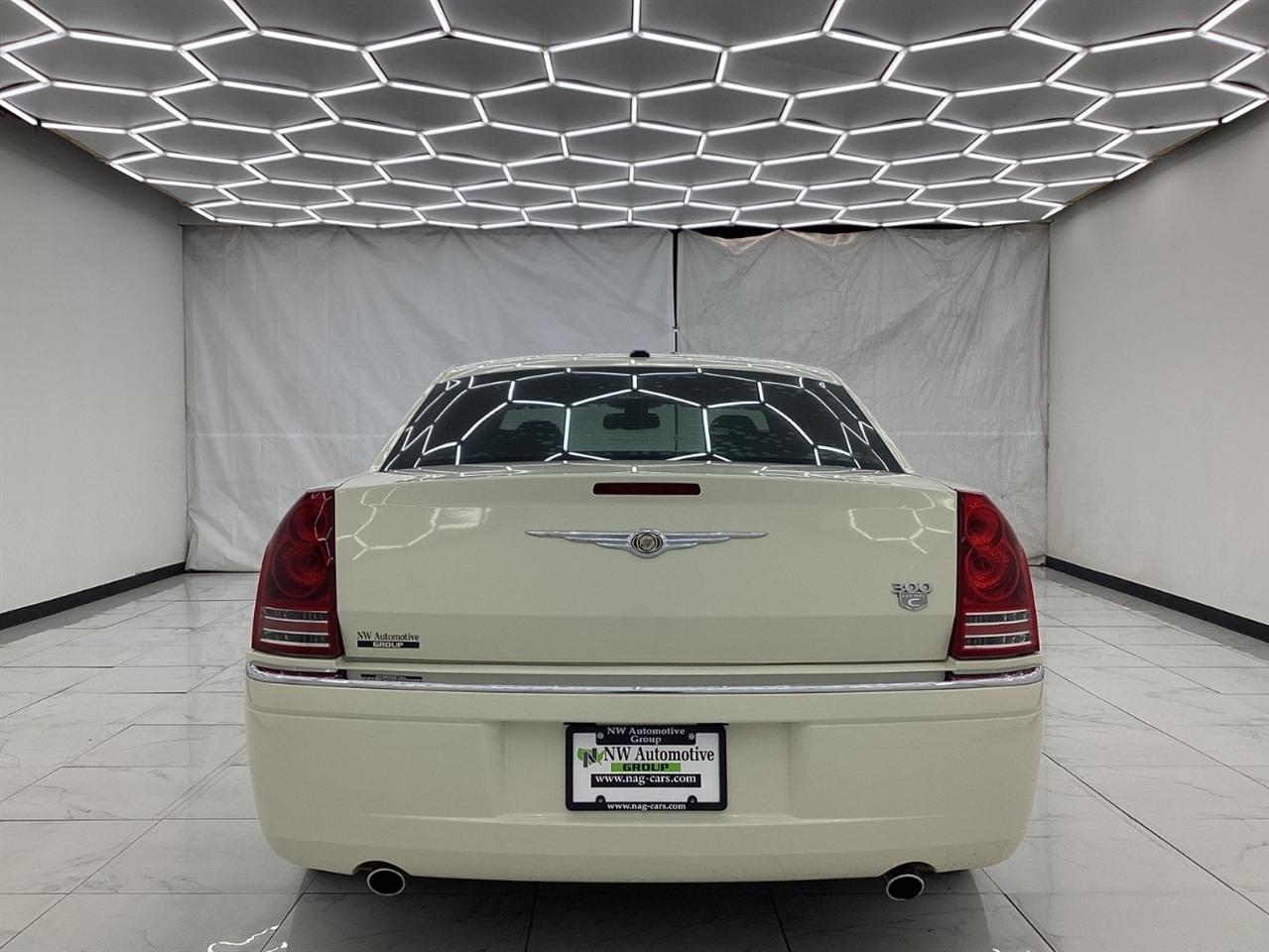 Chrysler 300 4dr Sdn 300C Hemi RWD 2009