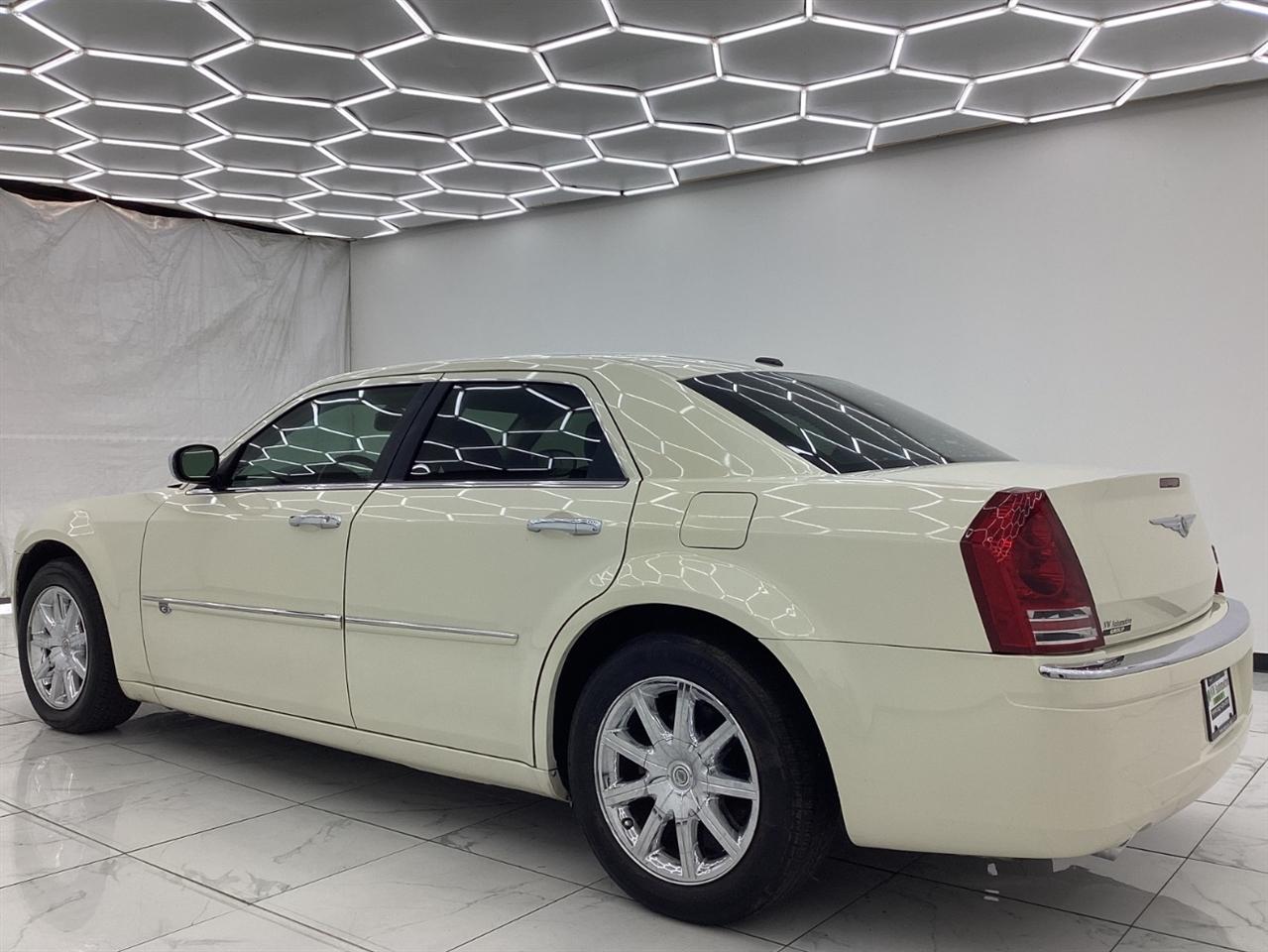 Chrysler 300 4dr Sdn 300C Hemi RWD 2009