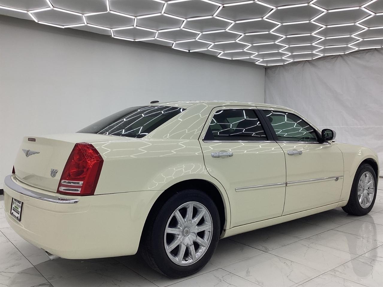 Chrysler 300 4dr Sdn 300C Hemi RWD 2009