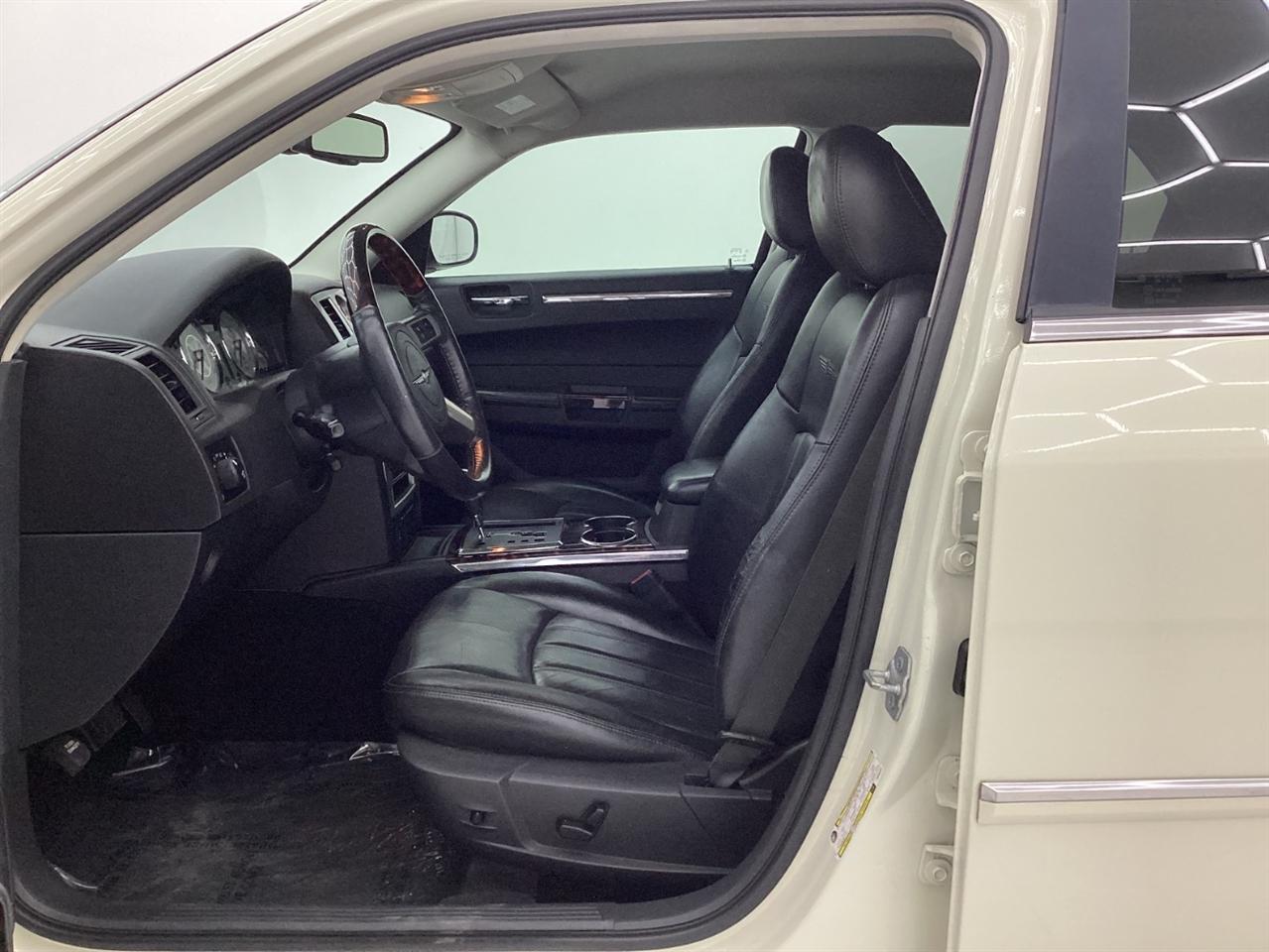 Chrysler 300 4dr Sdn 300C Hemi RWD 2009