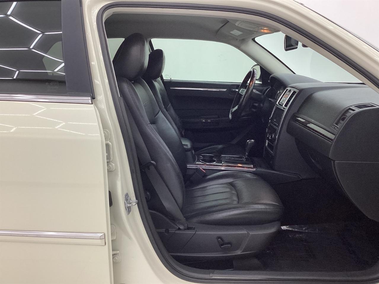 Chrysler 300 4dr Sdn 300C Hemi RWD 2009