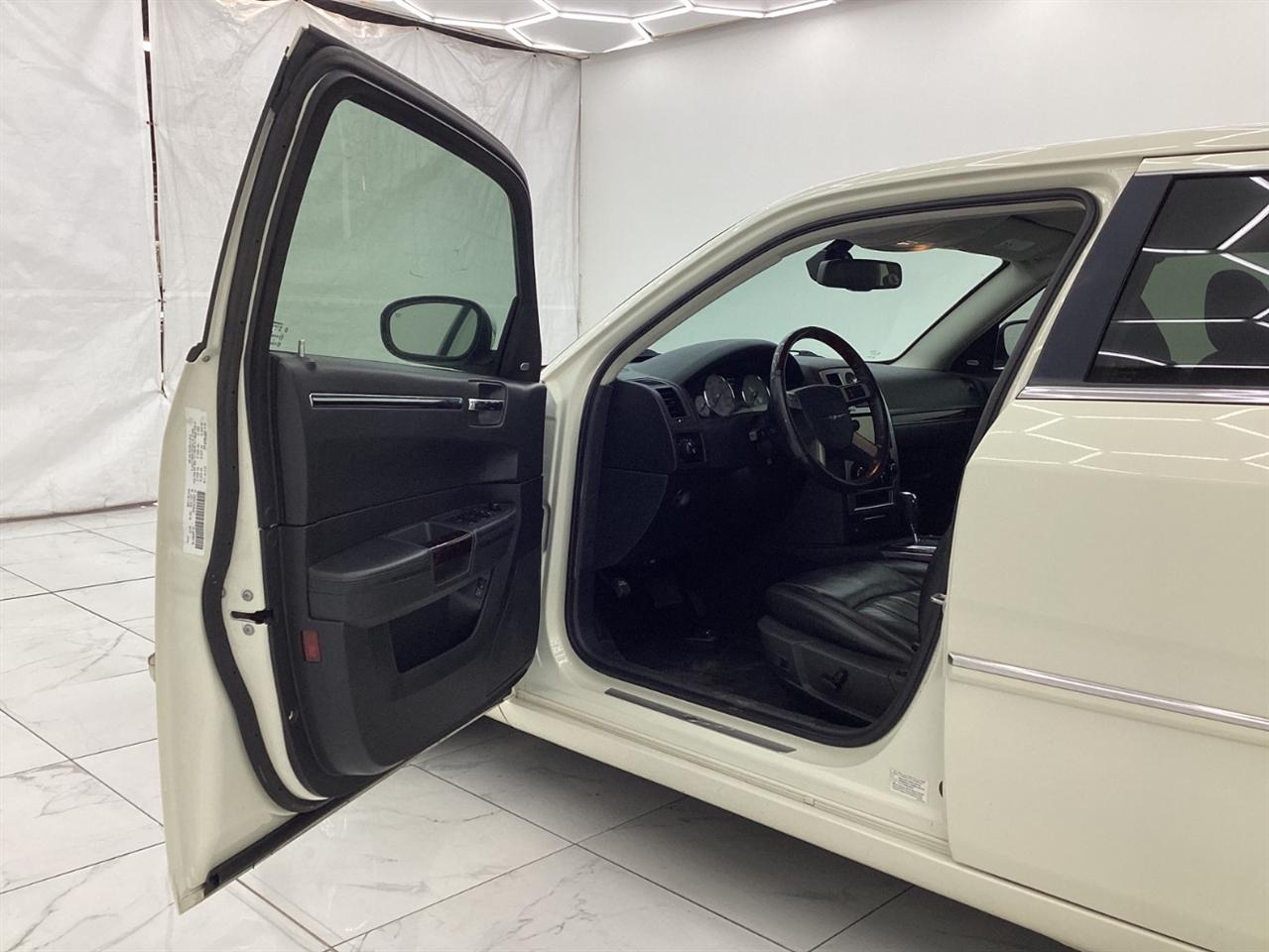 Chrysler 300 4dr Sdn 300C Hemi RWD 2009