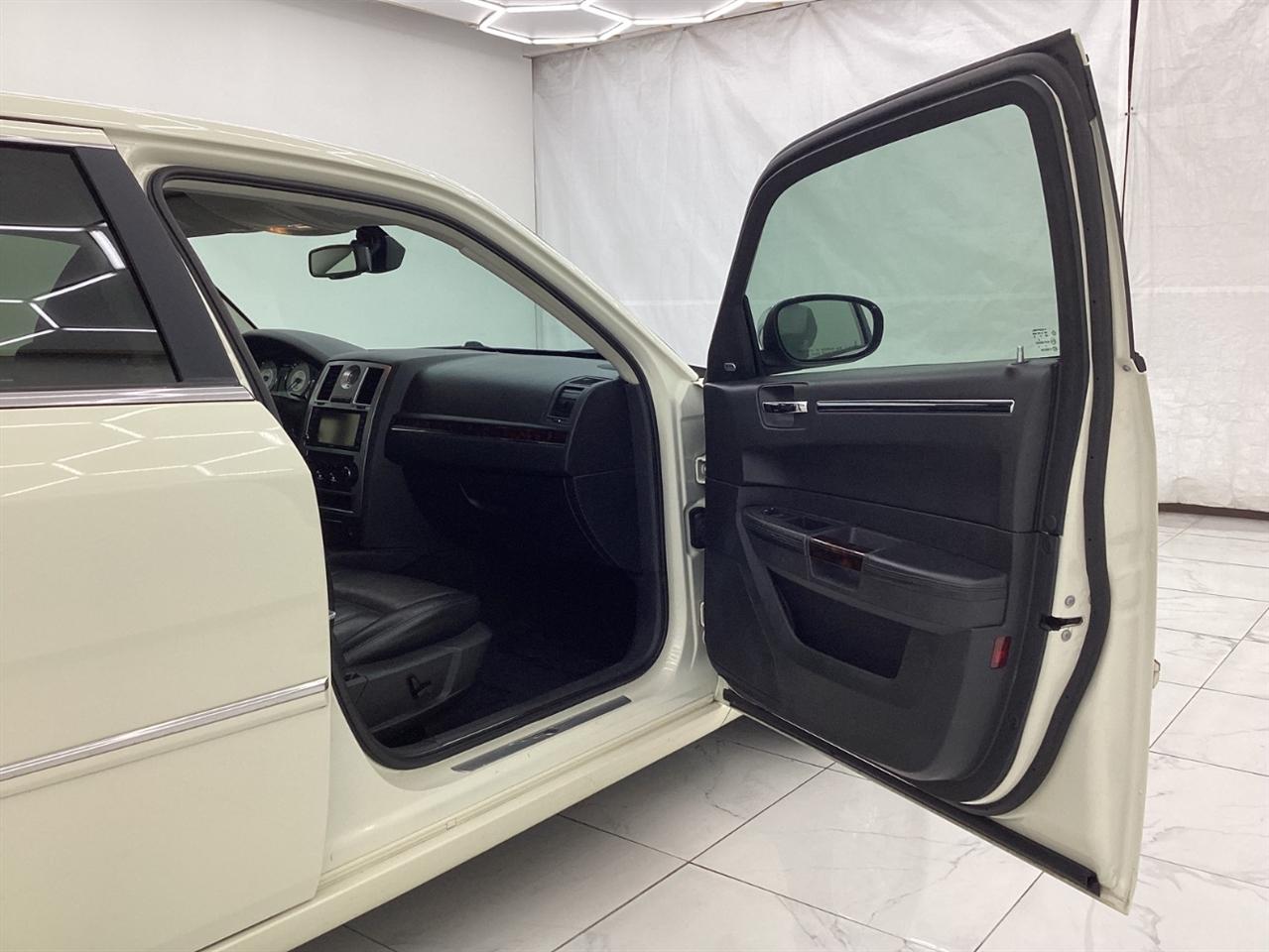 Chrysler 300 4dr Sdn 300C Hemi RWD 2009