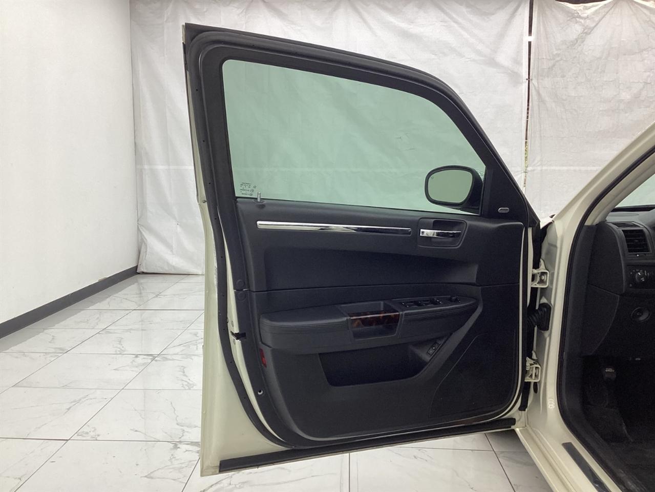 Chrysler 300 4dr Sdn 300C Hemi RWD 2009