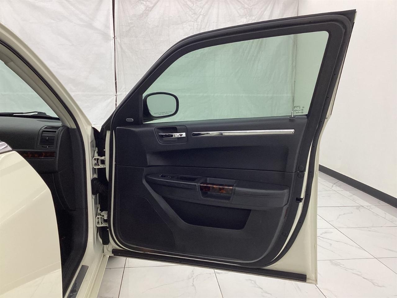 Chrysler 300 4dr Sdn 300C Hemi RWD 2009