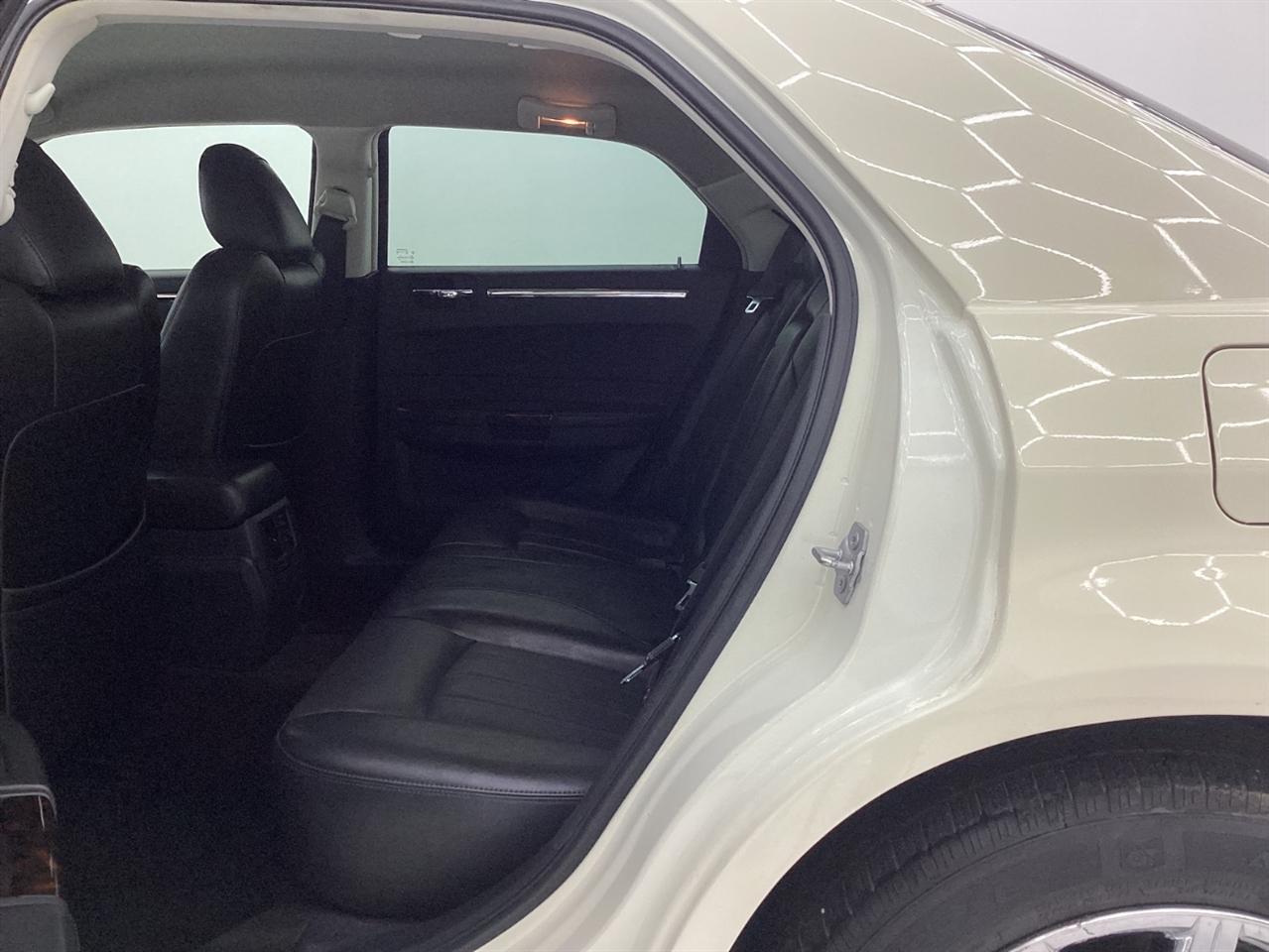 Chrysler 300 4dr Sdn 300C Hemi RWD 2009