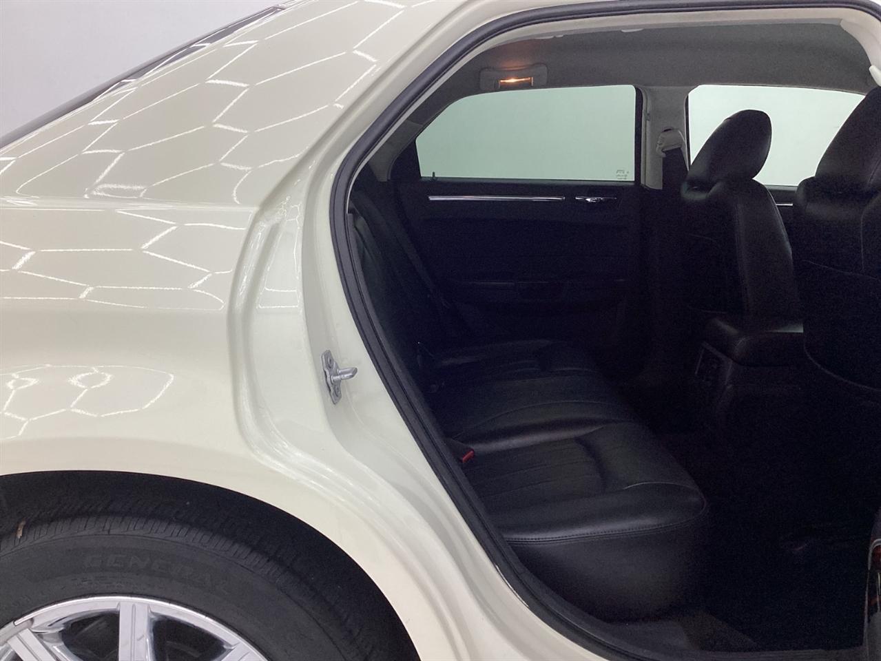 Chrysler 300 4dr Sdn 300C Hemi RWD 2009