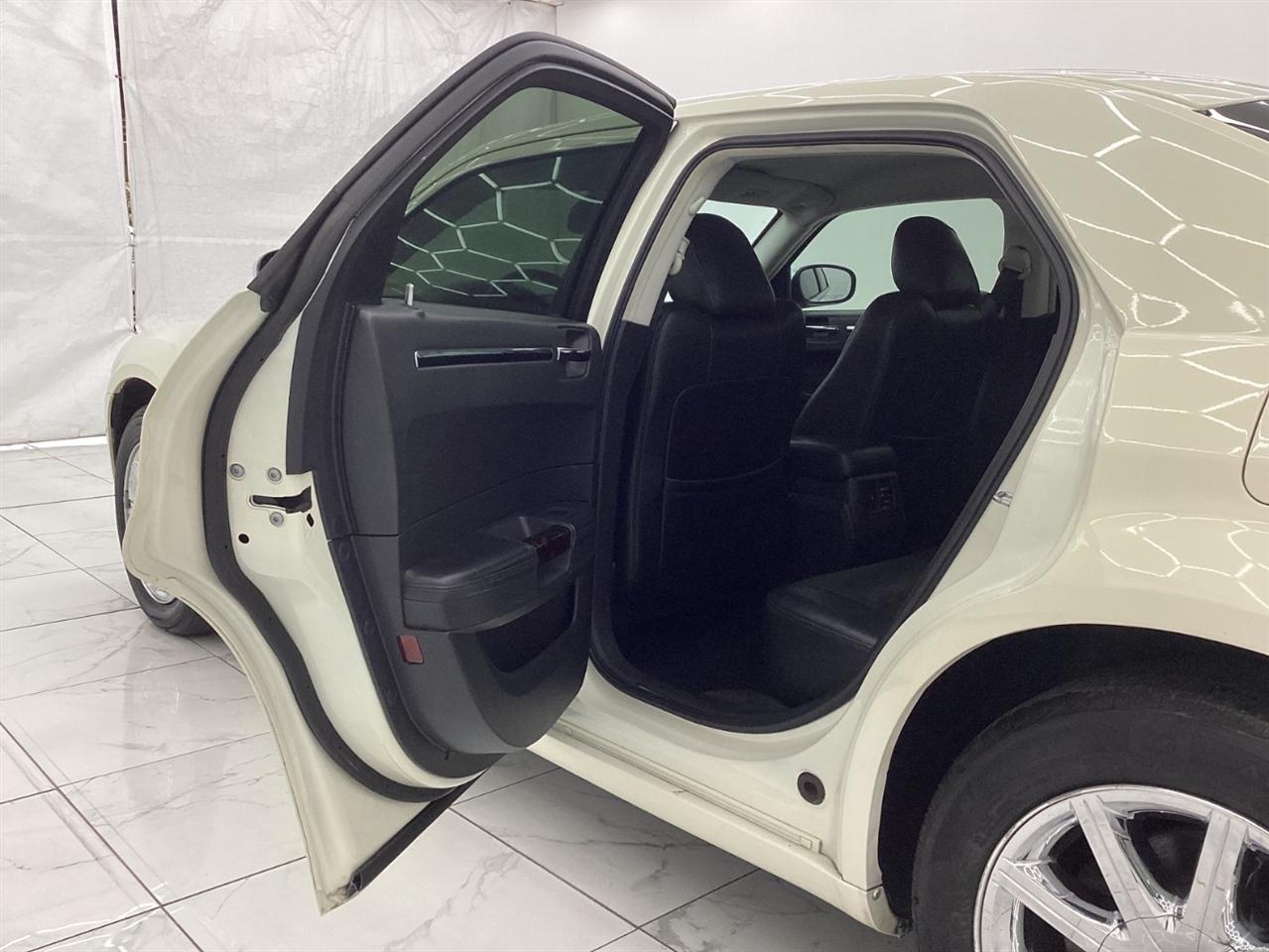 Chrysler 300 4dr Sdn 300C Hemi RWD 2009