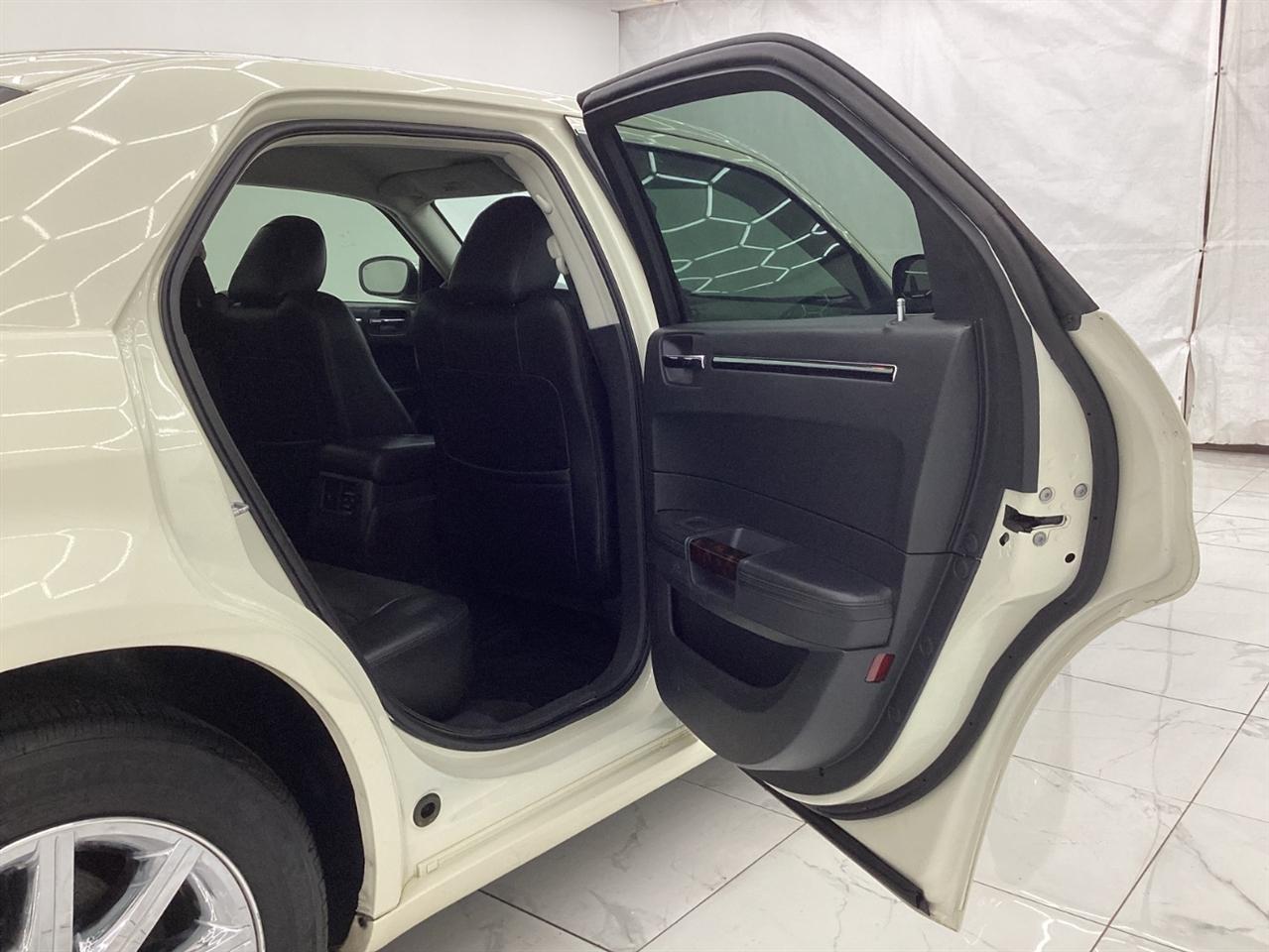 Chrysler 300 4dr Sdn 300C Hemi RWD 2009