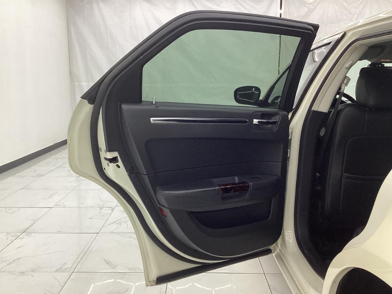 Chrysler 300 4dr Sdn 300C Hemi RWD 2009