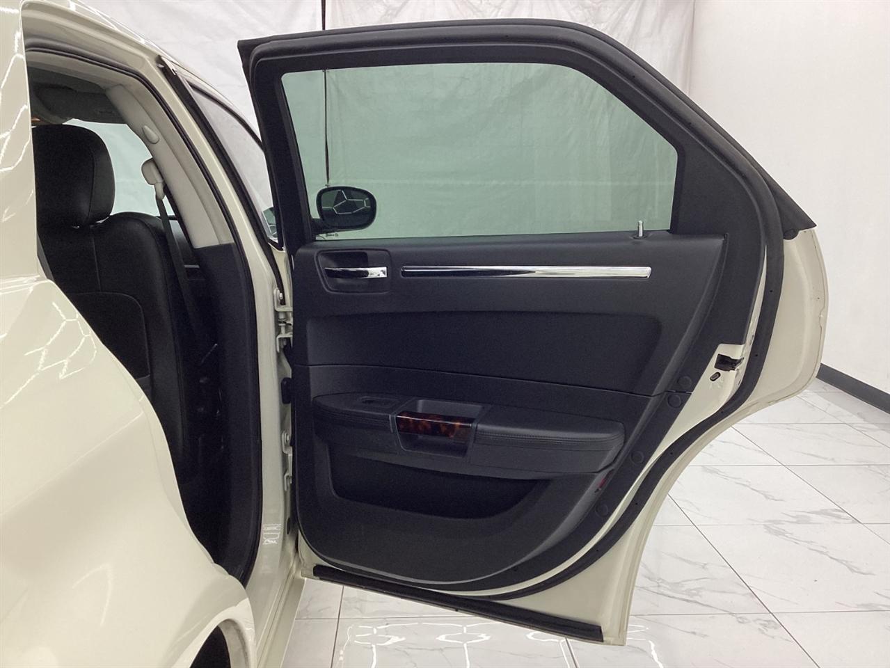 Chrysler 300 4dr Sdn 300C Hemi RWD 2009