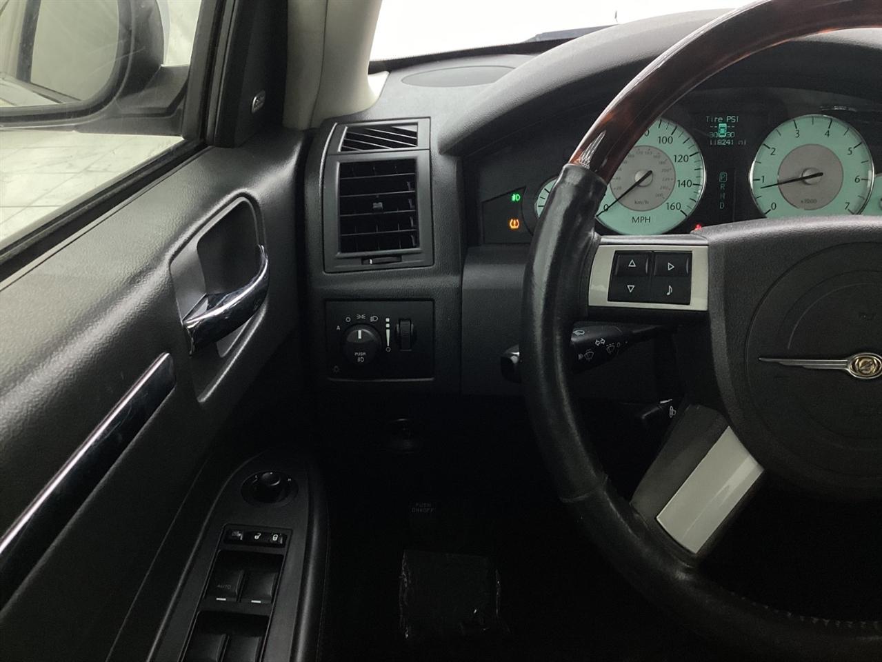 Chrysler 300 4dr Sdn 300C Hemi RWD 2009