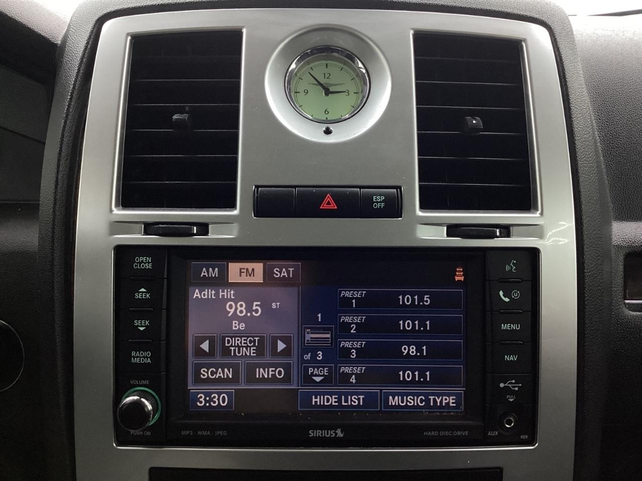 Chrysler 300 4dr Sdn 300C Hemi RWD 2009