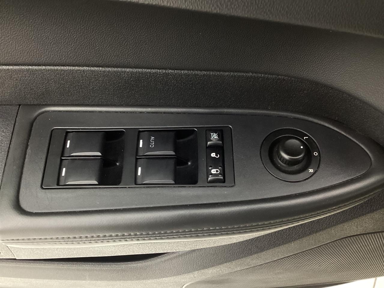 Chrysler 300 4dr Sdn 300C Hemi RWD 2009