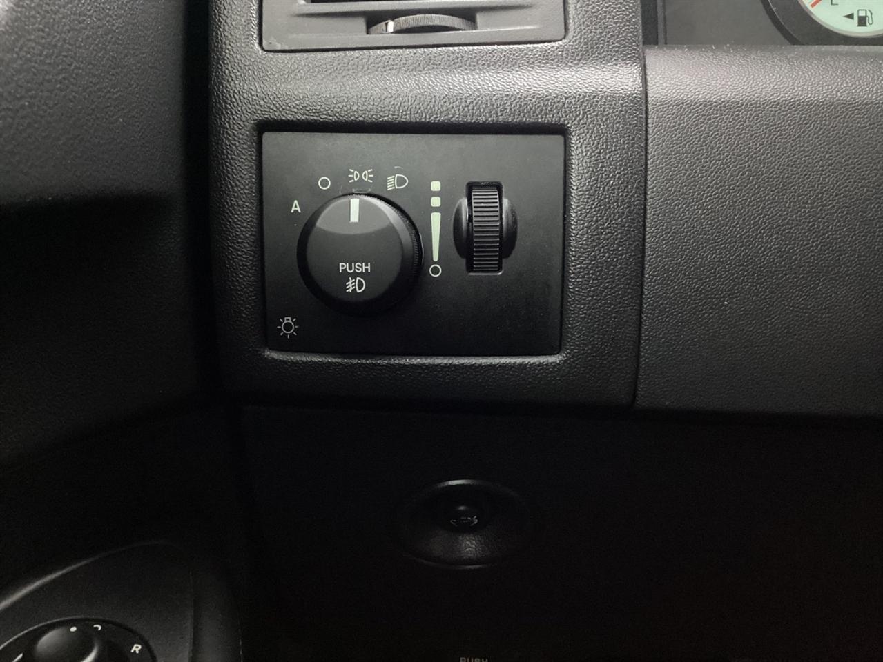 Chrysler 300 4dr Sdn 300C Hemi RWD 2009