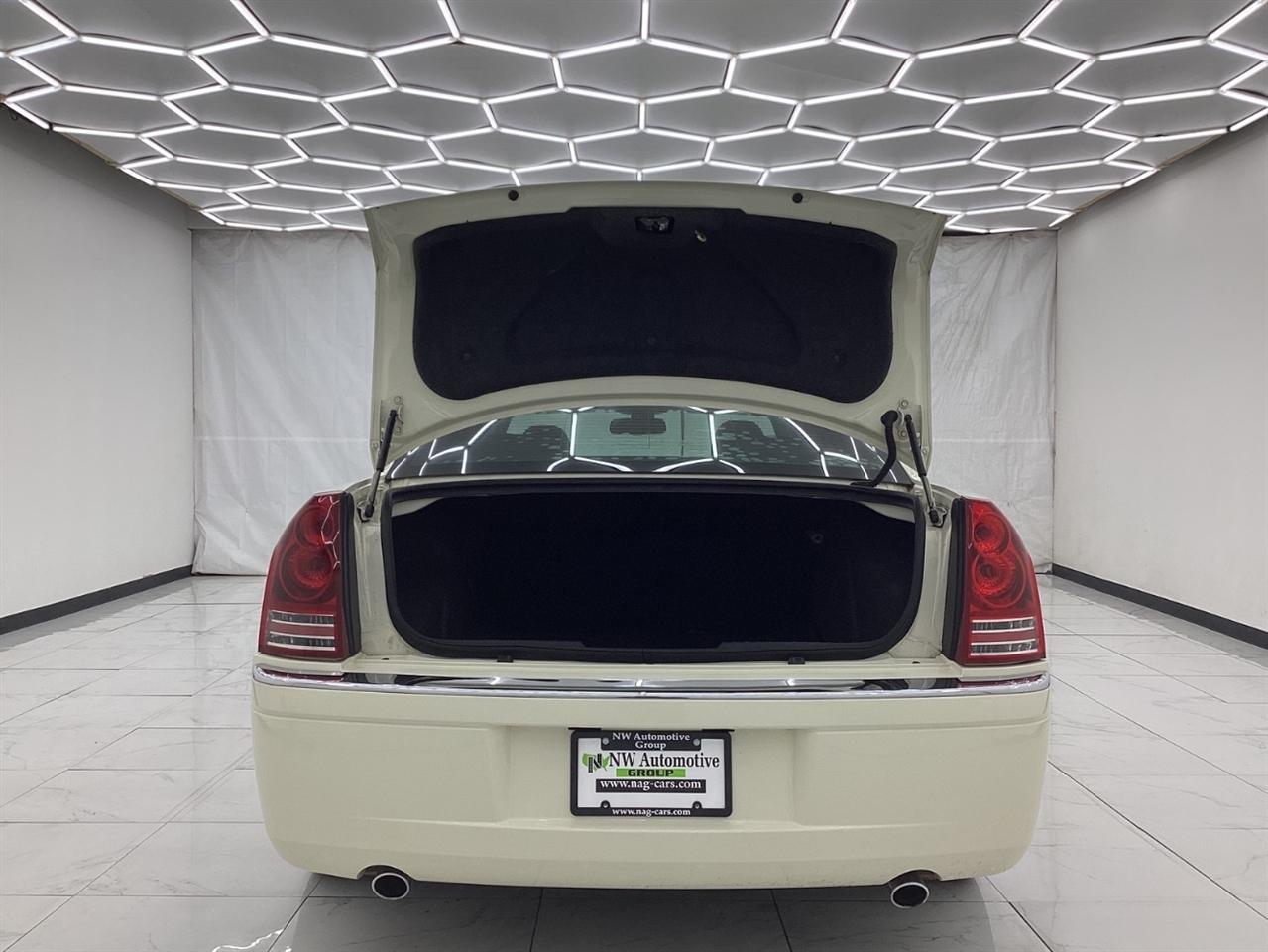 Chrysler 300 4dr Sdn 300C Hemi RWD 2009