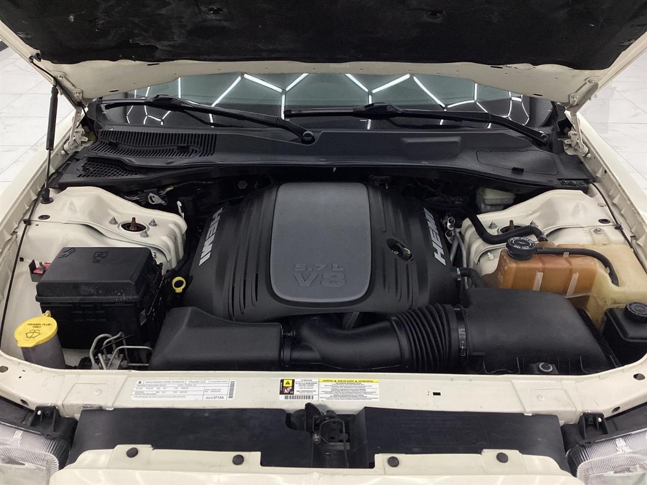 Chrysler 300 4dr Sdn 300C Hemi RWD 2009