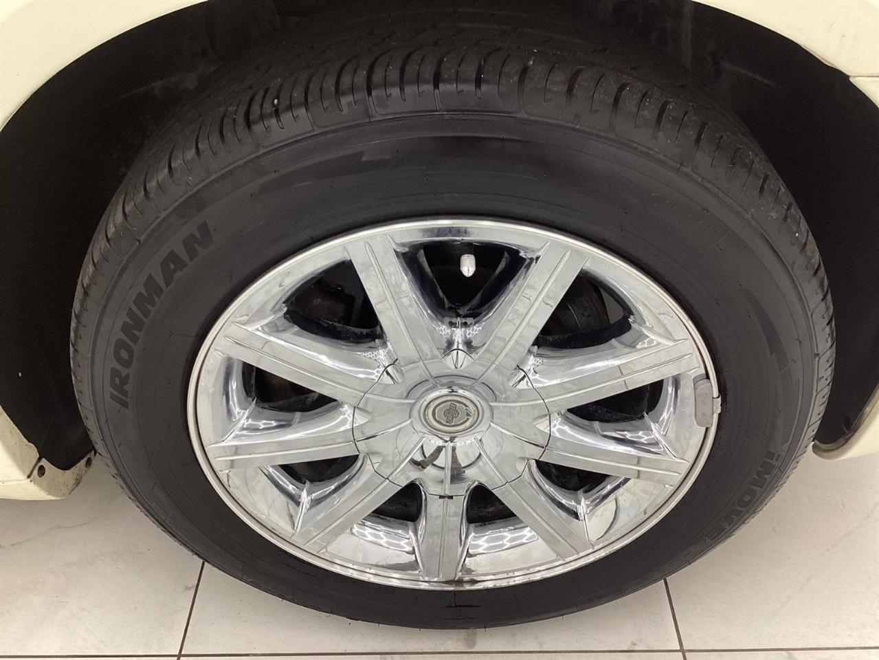 Chrysler 300 4dr Sdn 300C Hemi RWD 2009