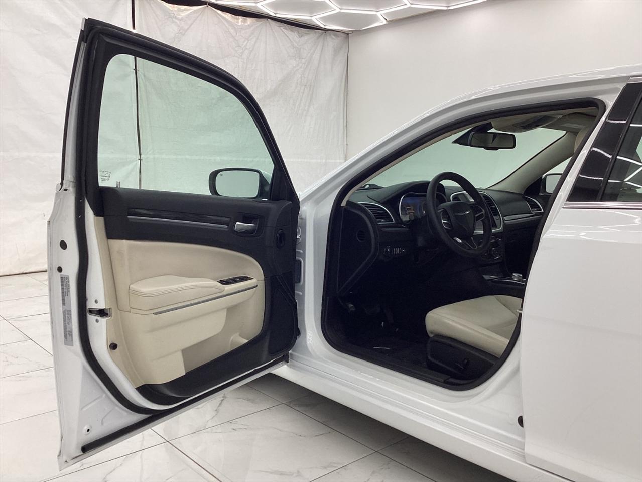 Chrysler 300 Touring RWD 2021