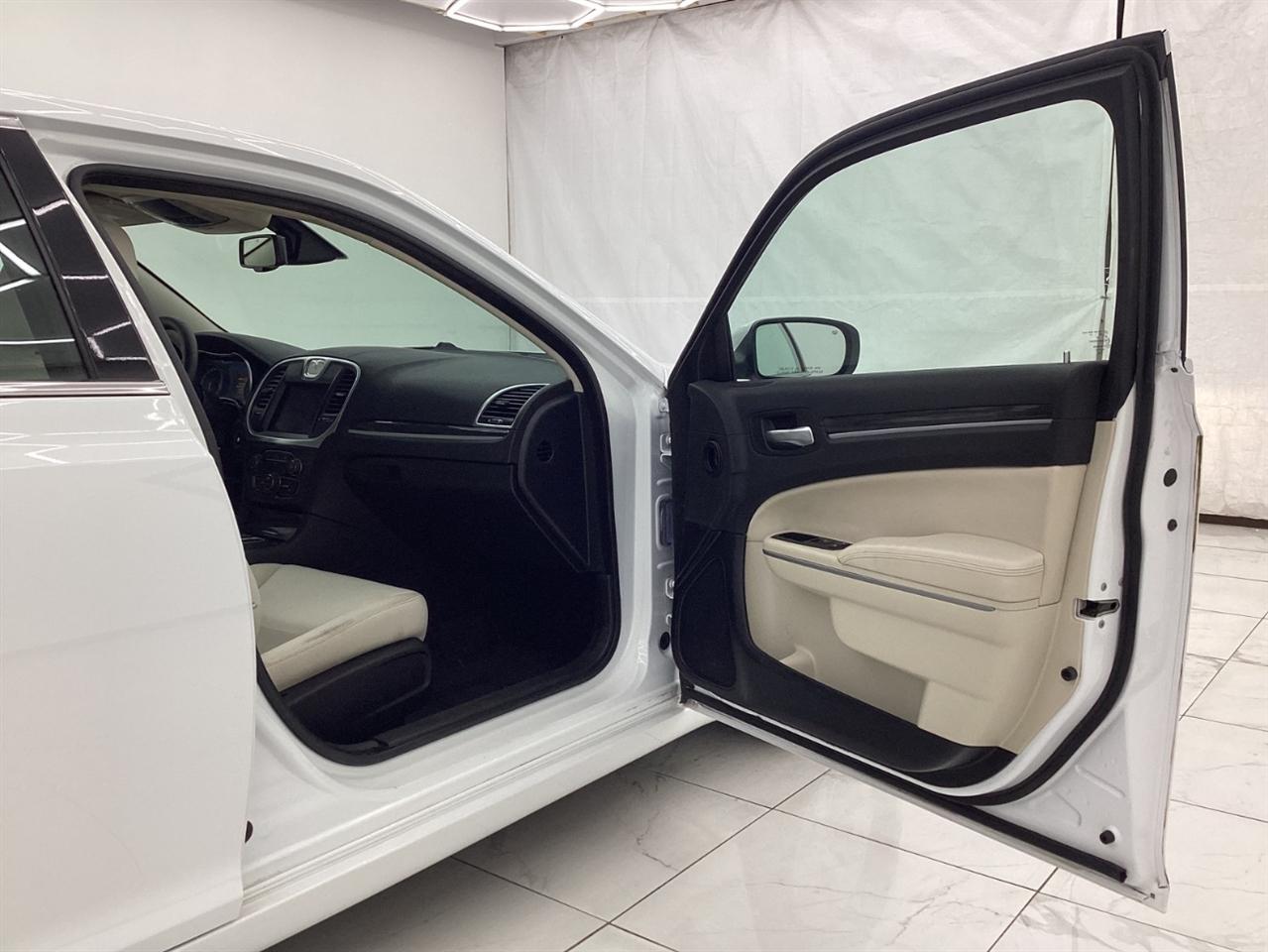 Chrysler 300 Touring RWD 2021