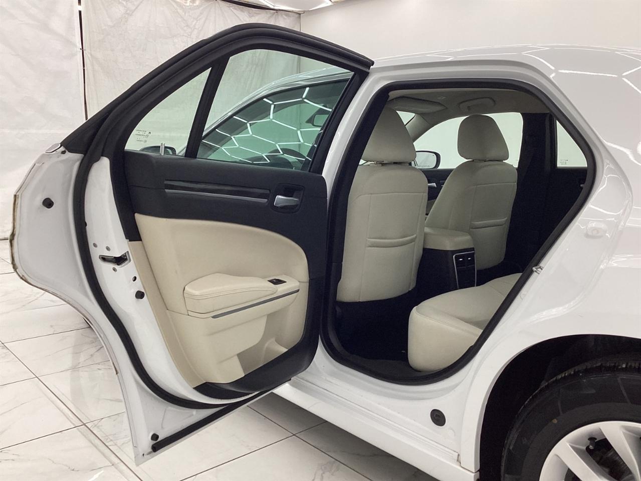 Chrysler 300 Touring RWD 2021