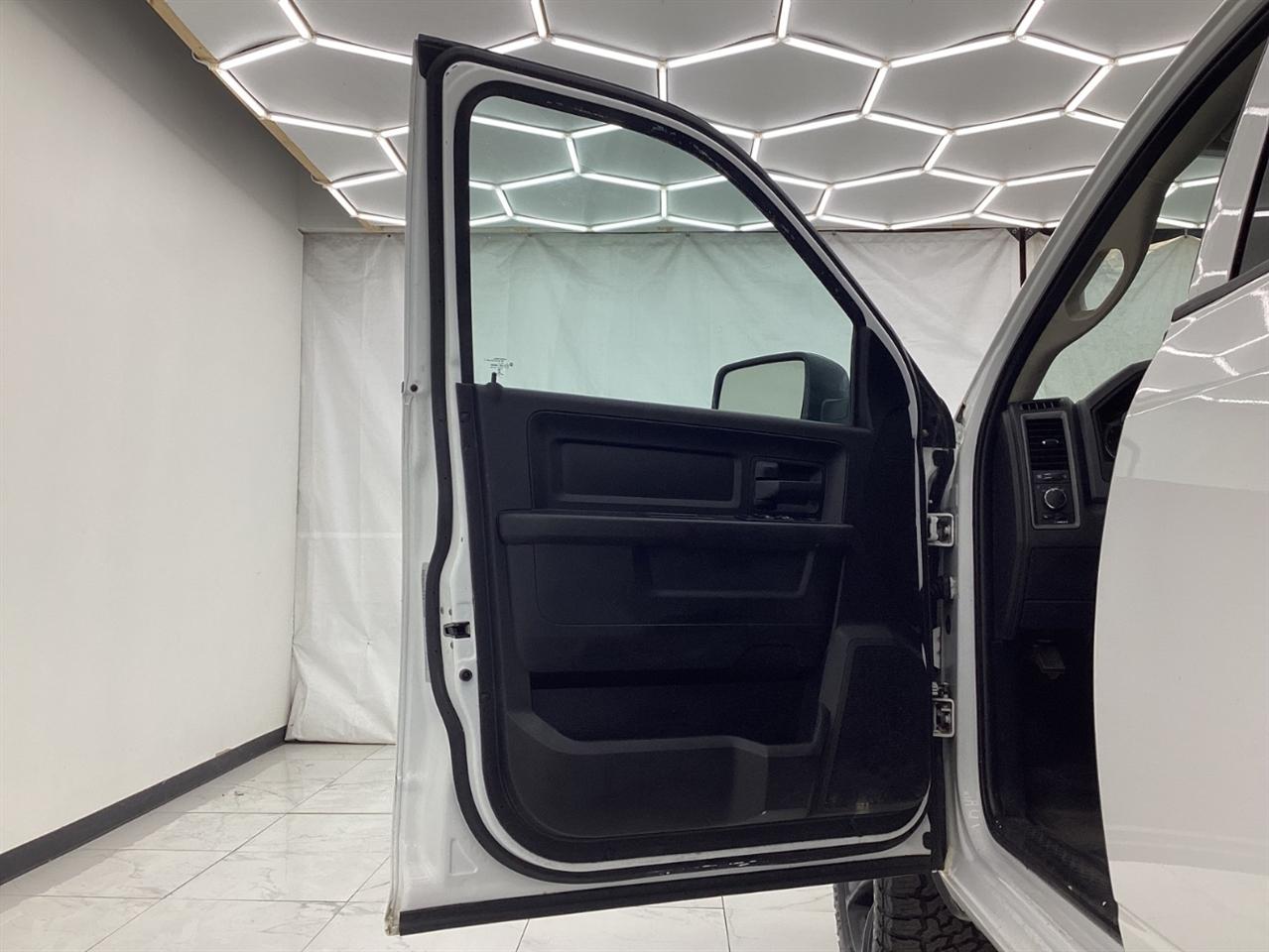 RAM 1500 Tradesman 4x4 Crew Cab 5'7" Box 2018