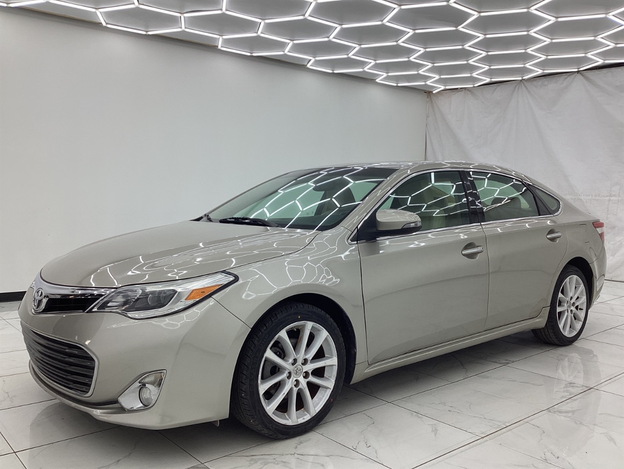 Toyota Avalon 4dr Sdn XLE Premium (Natl) 2013