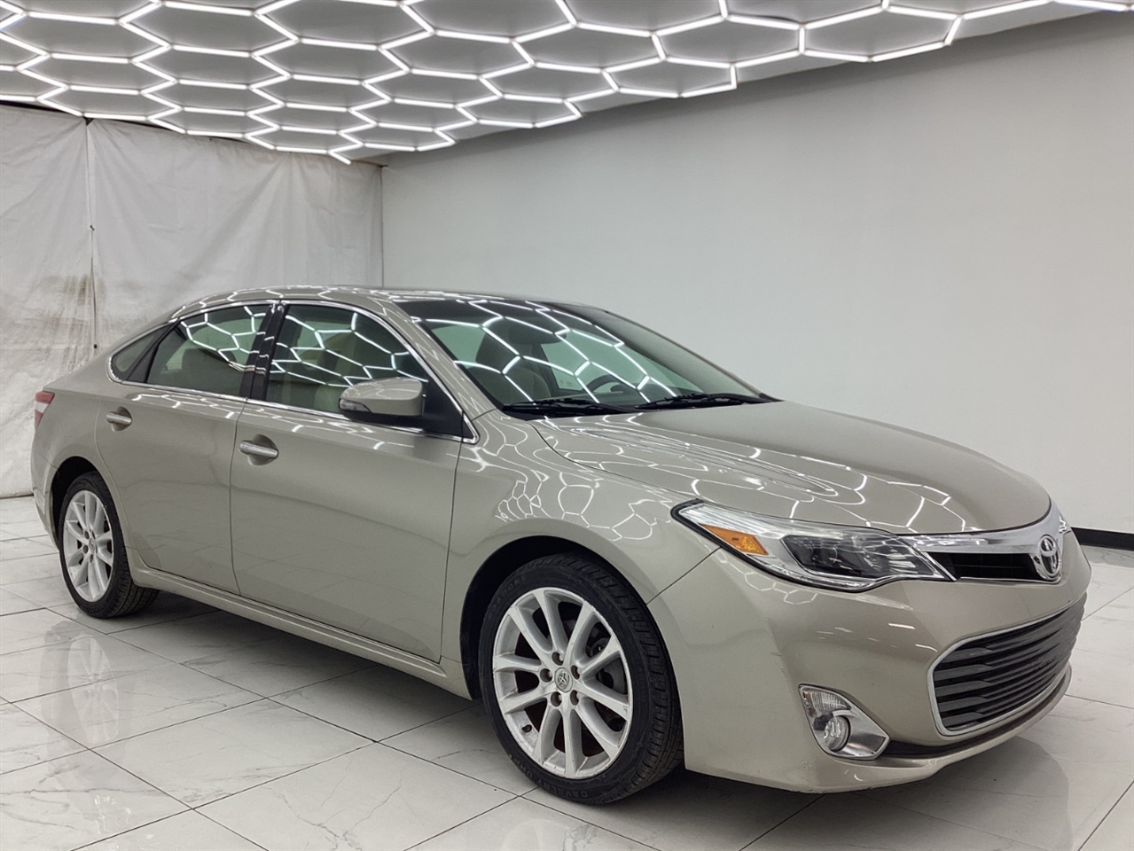 Toyota Avalon 4dr Sdn XLE Premium (Natl) 2013