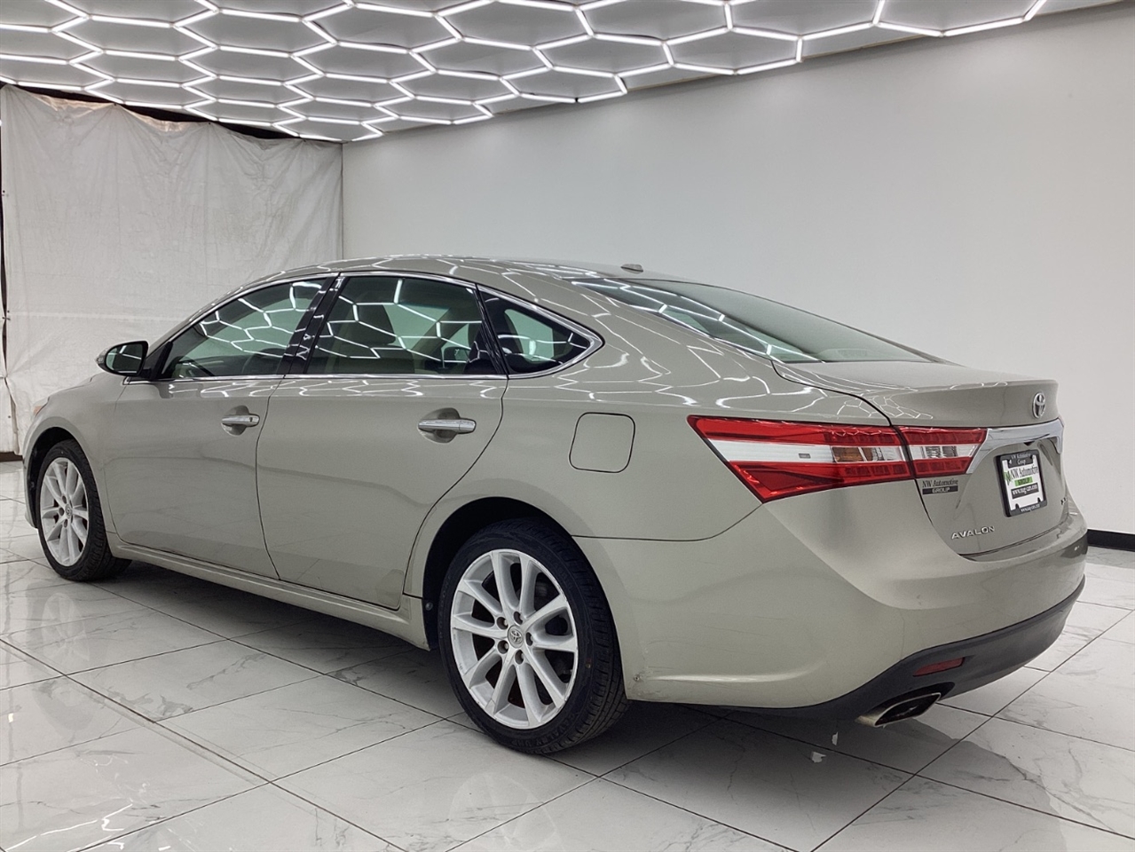 Toyota Avalon 4dr Sdn XLE Premium (Natl) 2013