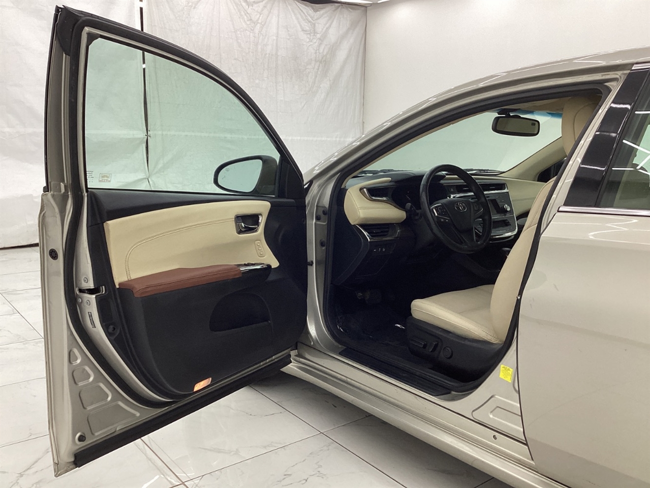 Toyota Avalon 4dr Sdn XLE Premium (Natl) 2013