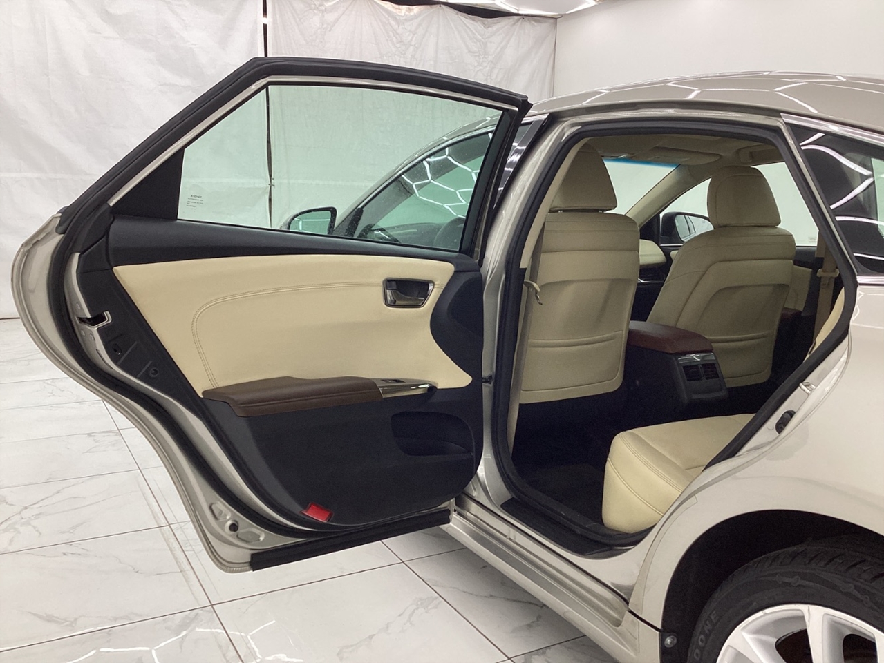 Toyota Avalon 4dr Sdn XLE Premium (Natl) 2013