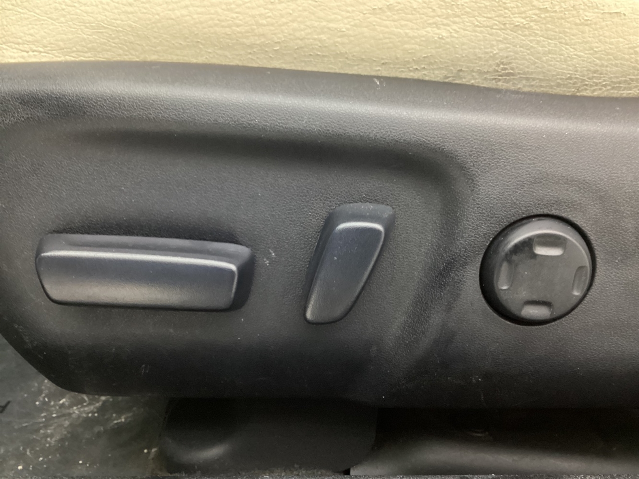 Toyota Avalon 4dr Sdn XLE Premium (Natl) 2013