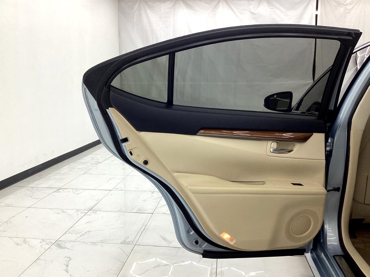 Lexus ES 300h 4dr Sdn Hybrid 2013