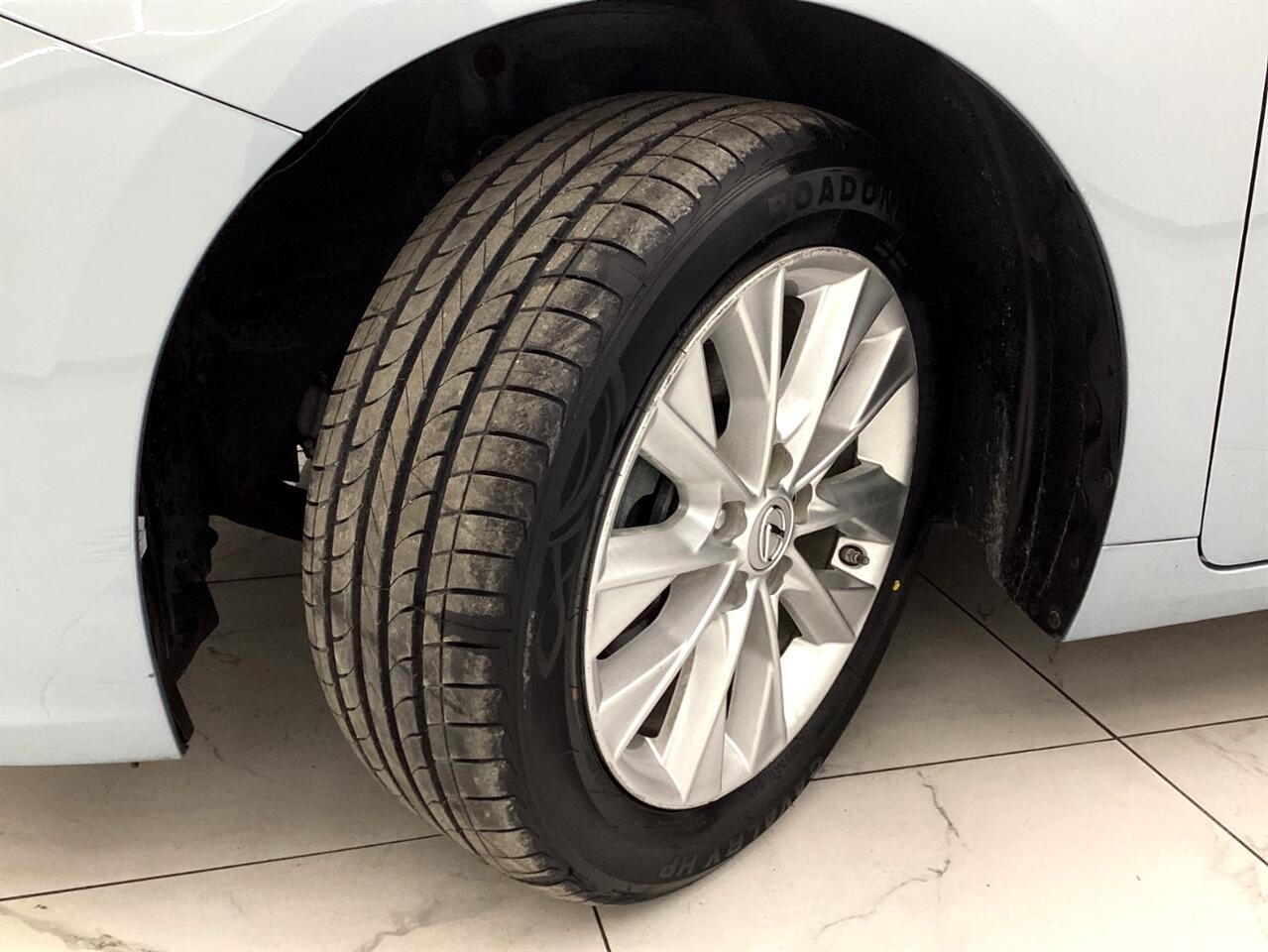 Lexus ES 300h 4dr Sdn Hybrid 2013