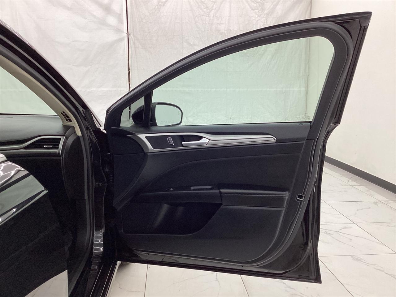 Ford Fusion SE FWD 2020