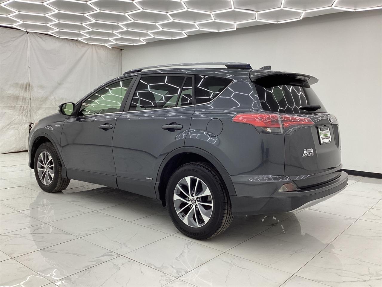 Toyota RAV4 Hybrid LE AWD (Natl) 2018