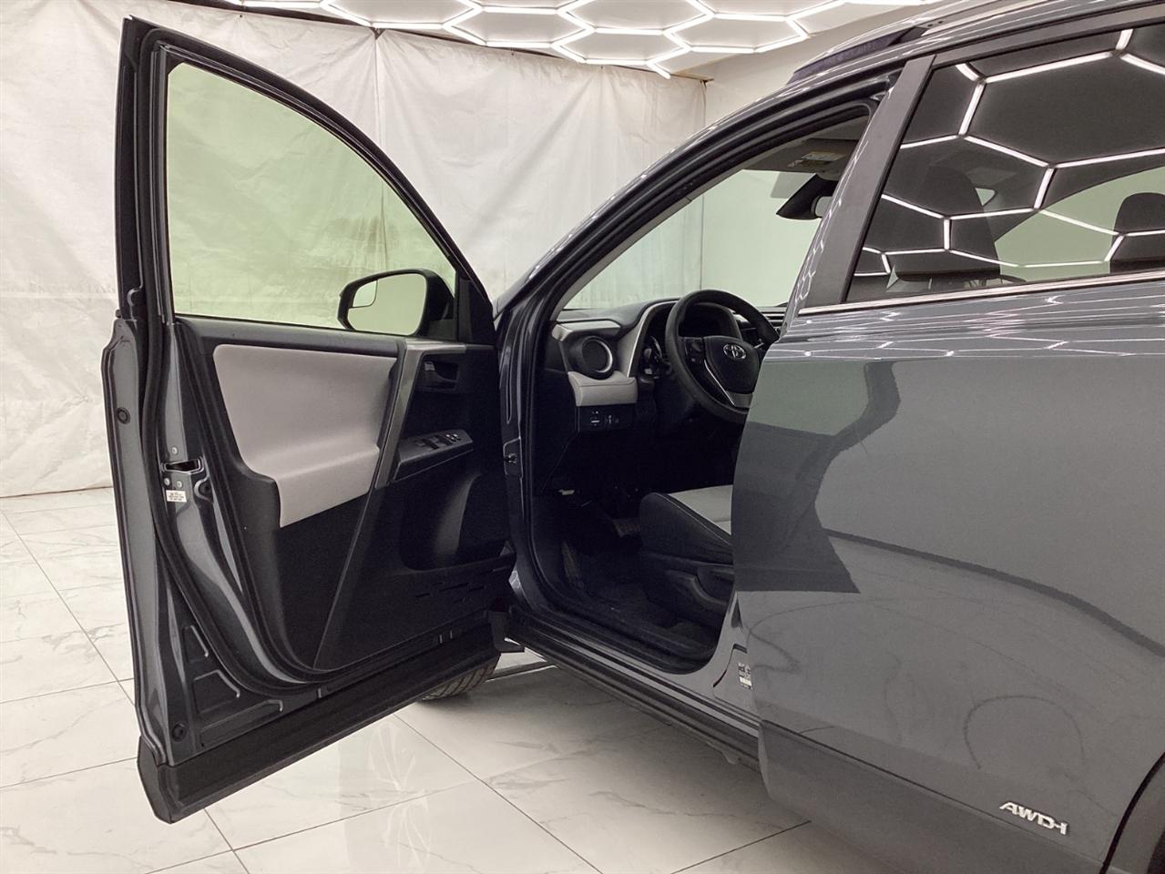 Toyota RAV4 Hybrid LE AWD (Natl) 2018