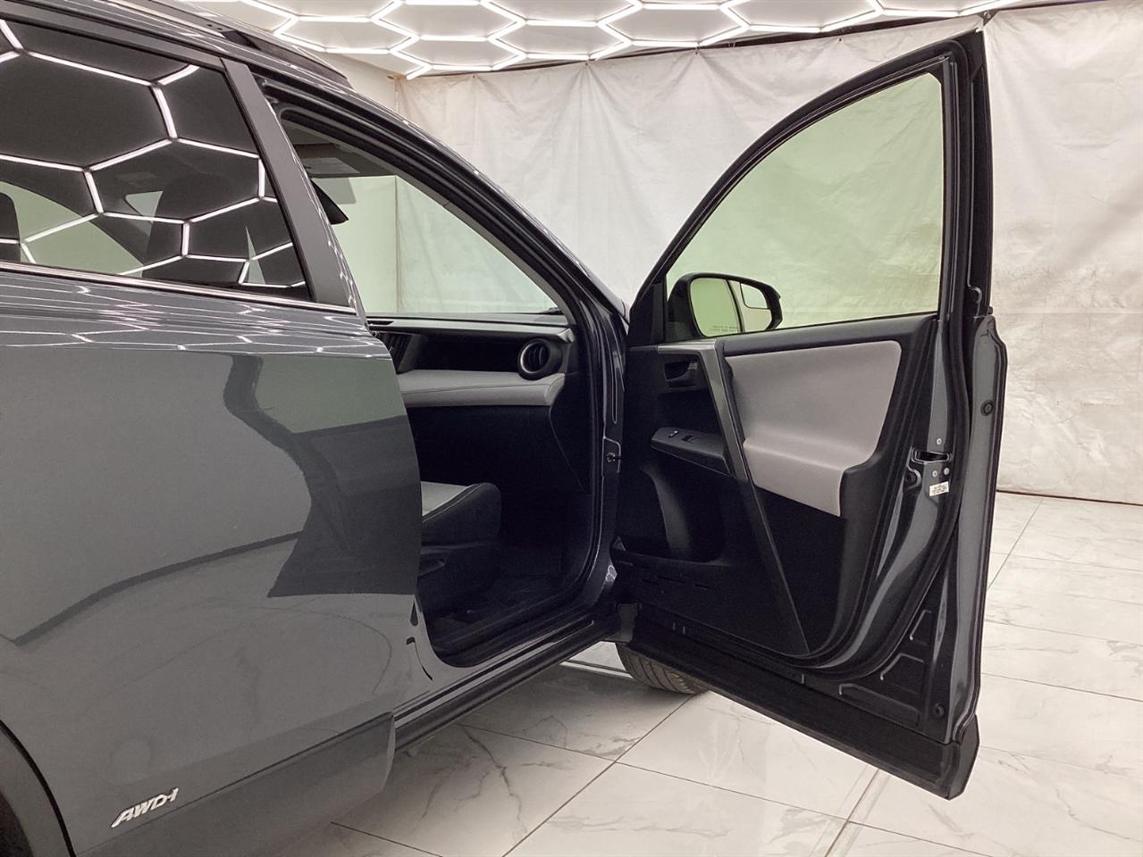 Toyota RAV4 Hybrid LE AWD (Natl) 2018