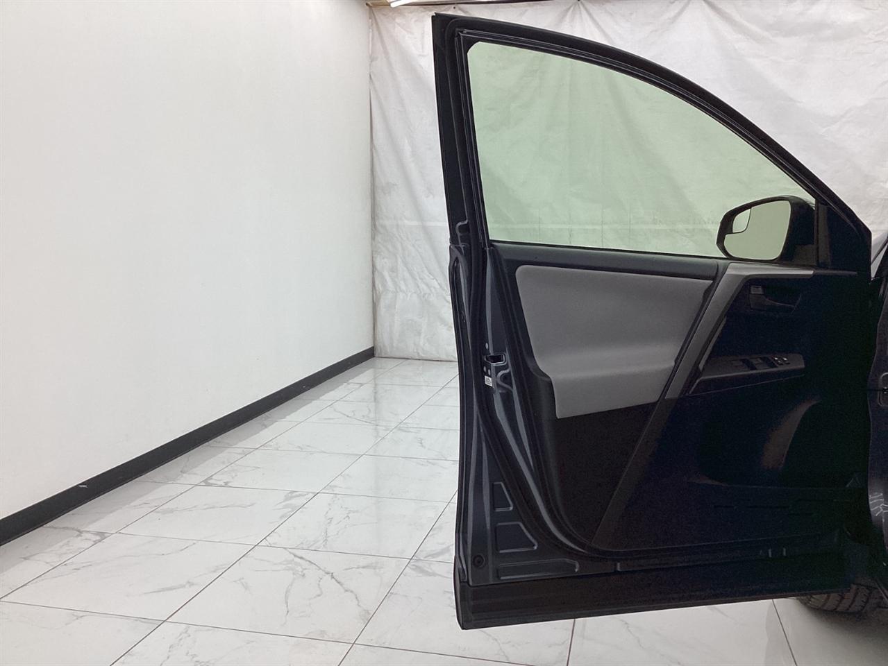 Toyota RAV4 Hybrid LE AWD (Natl) 2018